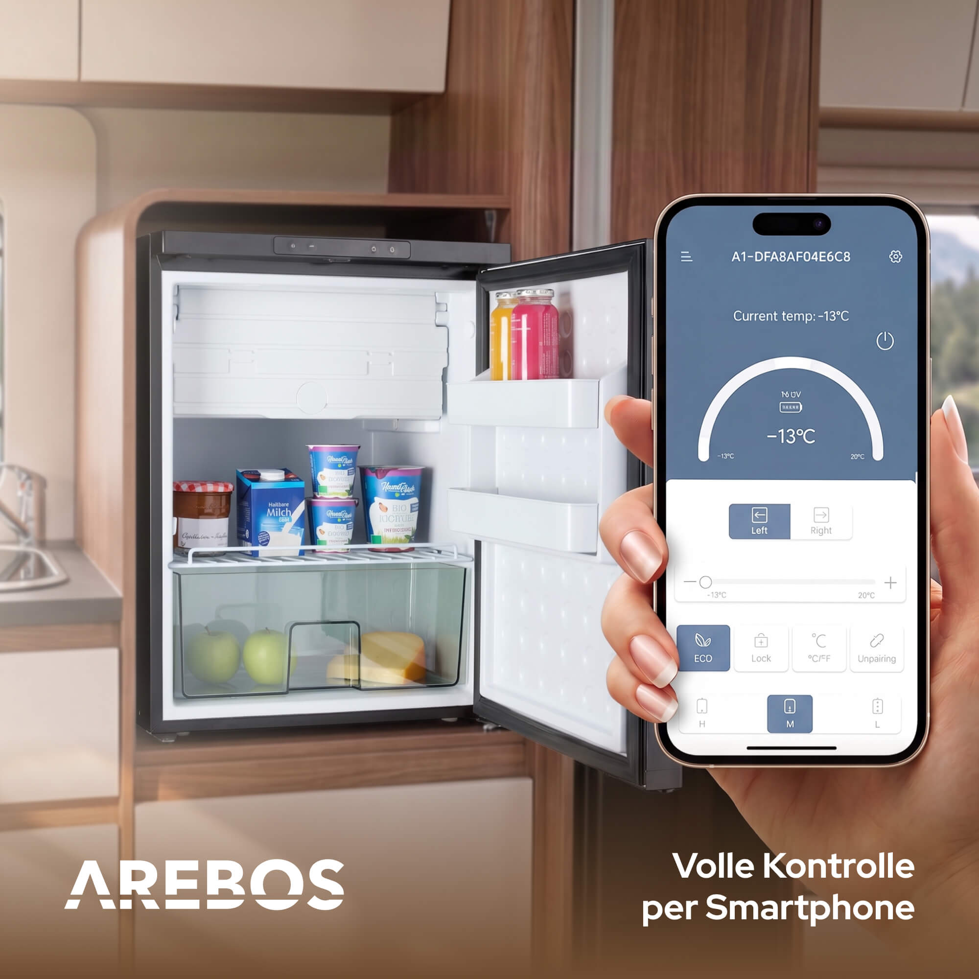 Ein offener Kühlschrank mit Lebensmittel und eine Smartphone-App zur Steuerung.