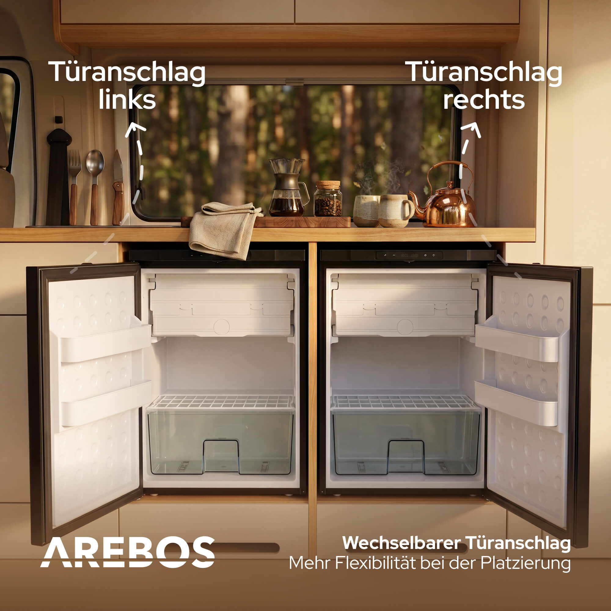 Zwei offene Kühlschränke mit Holzeinlage und Blick auf Wald. Türen links/rechts.