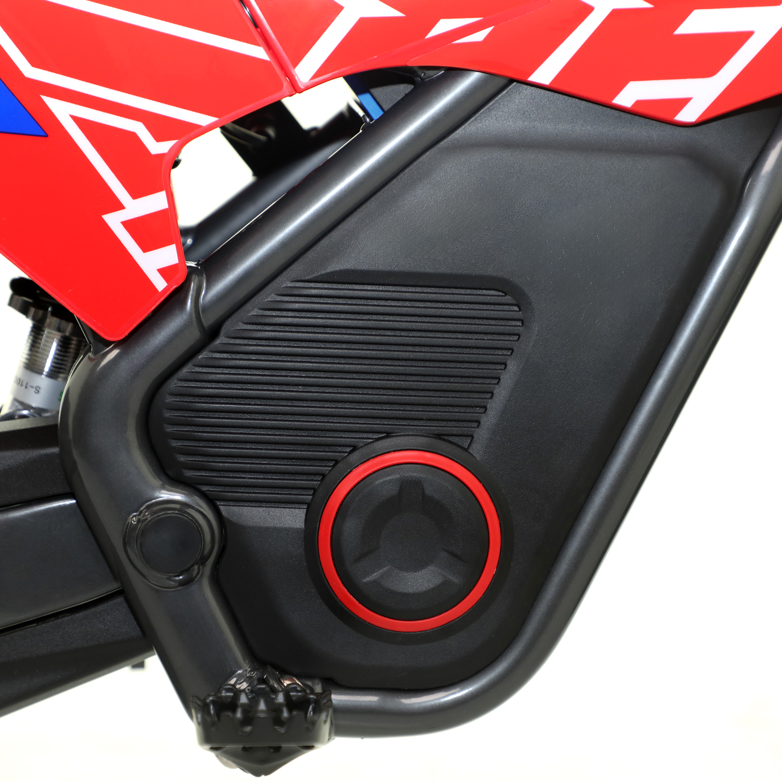 Nahaufnahme eines roten Motorradrahmens mit weißen Akzenten und schwarzem Gehäuse.