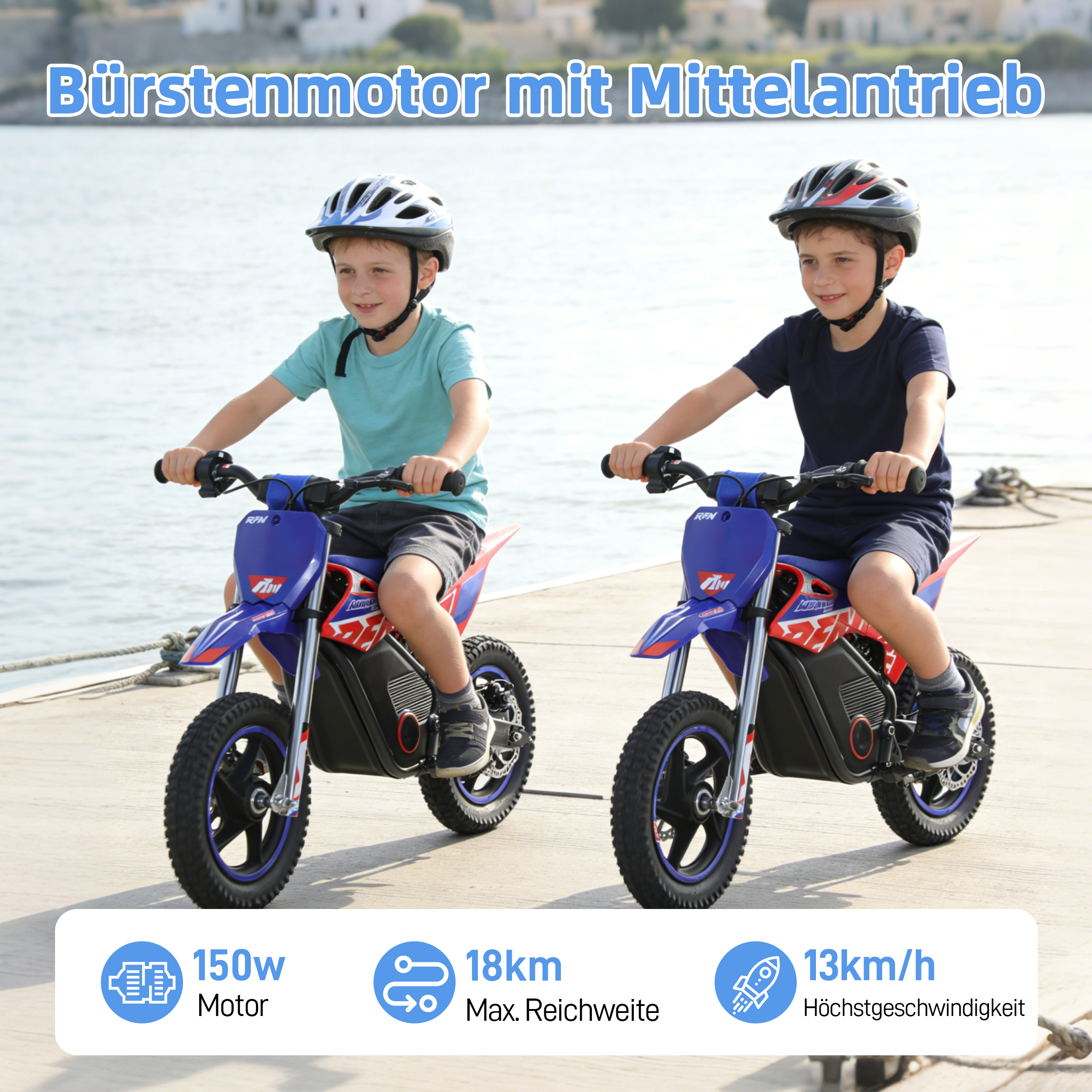 Zwei Jungen fahren blaue Elektromotorräder am Wasser.