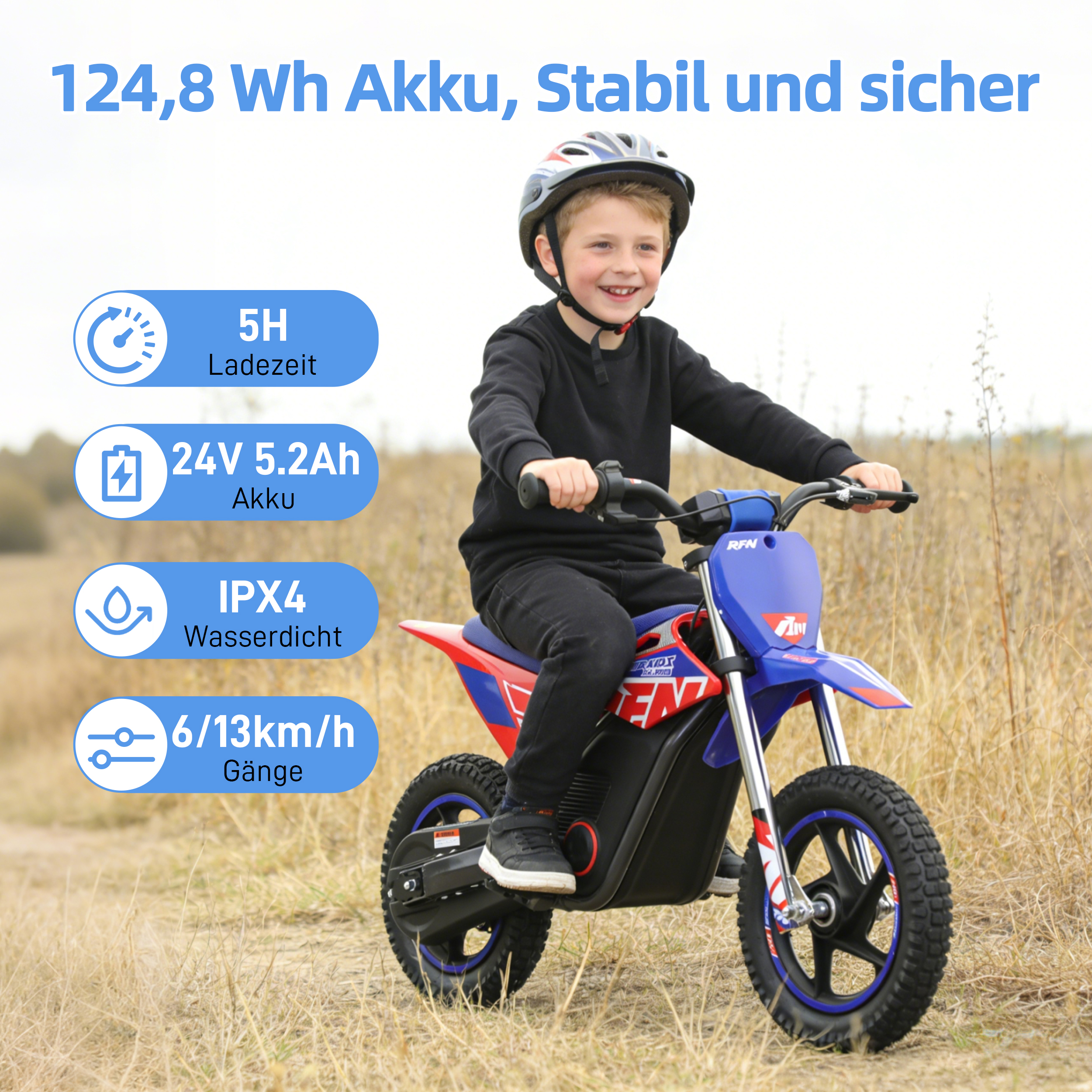 Ein Junge fährt ein blau-rotes Elektromotorrad im Freien. Es gibt Text über Akku und Geschwindigkeit.