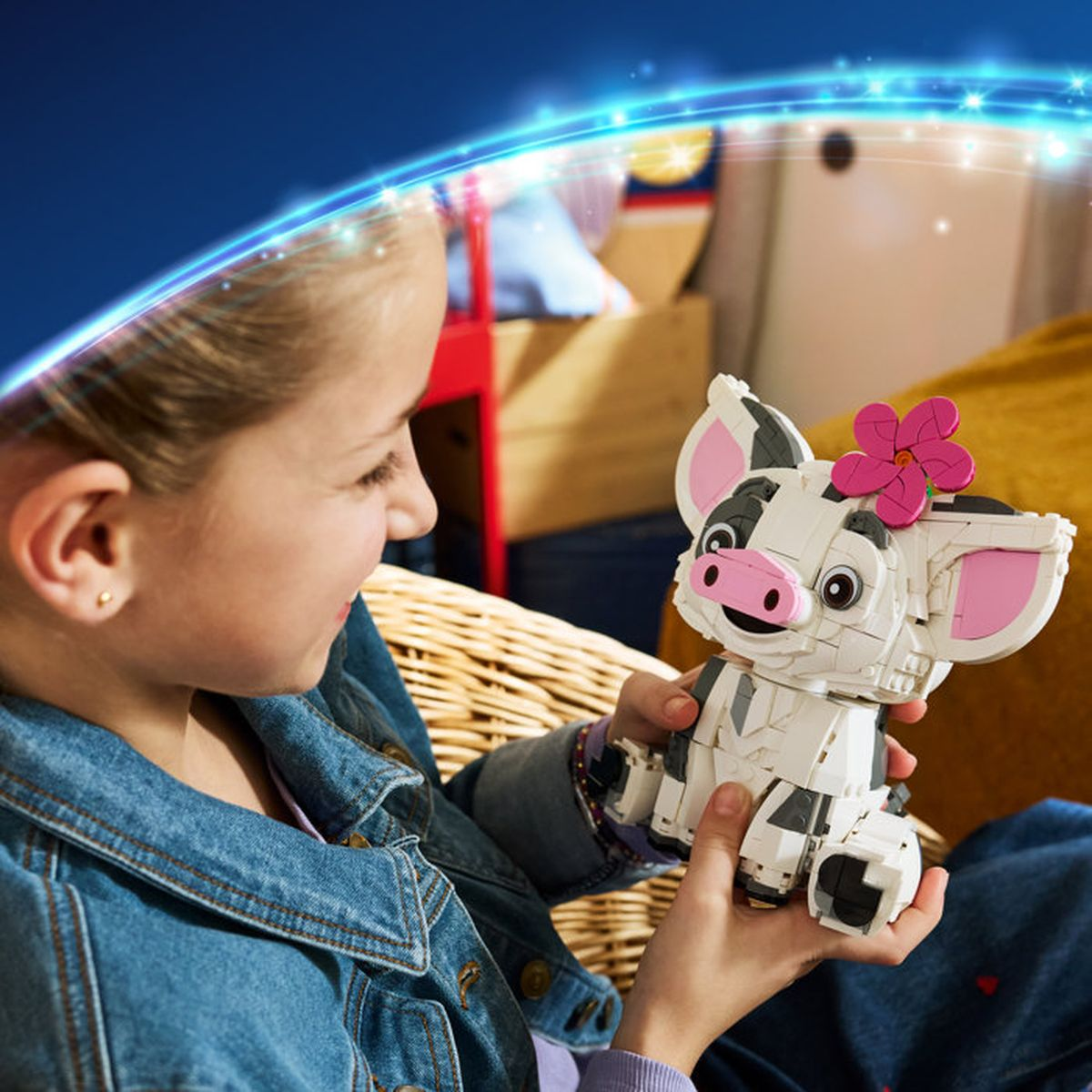 Dziewczynka trzyma biaego witka Lego z rowymi uszami.