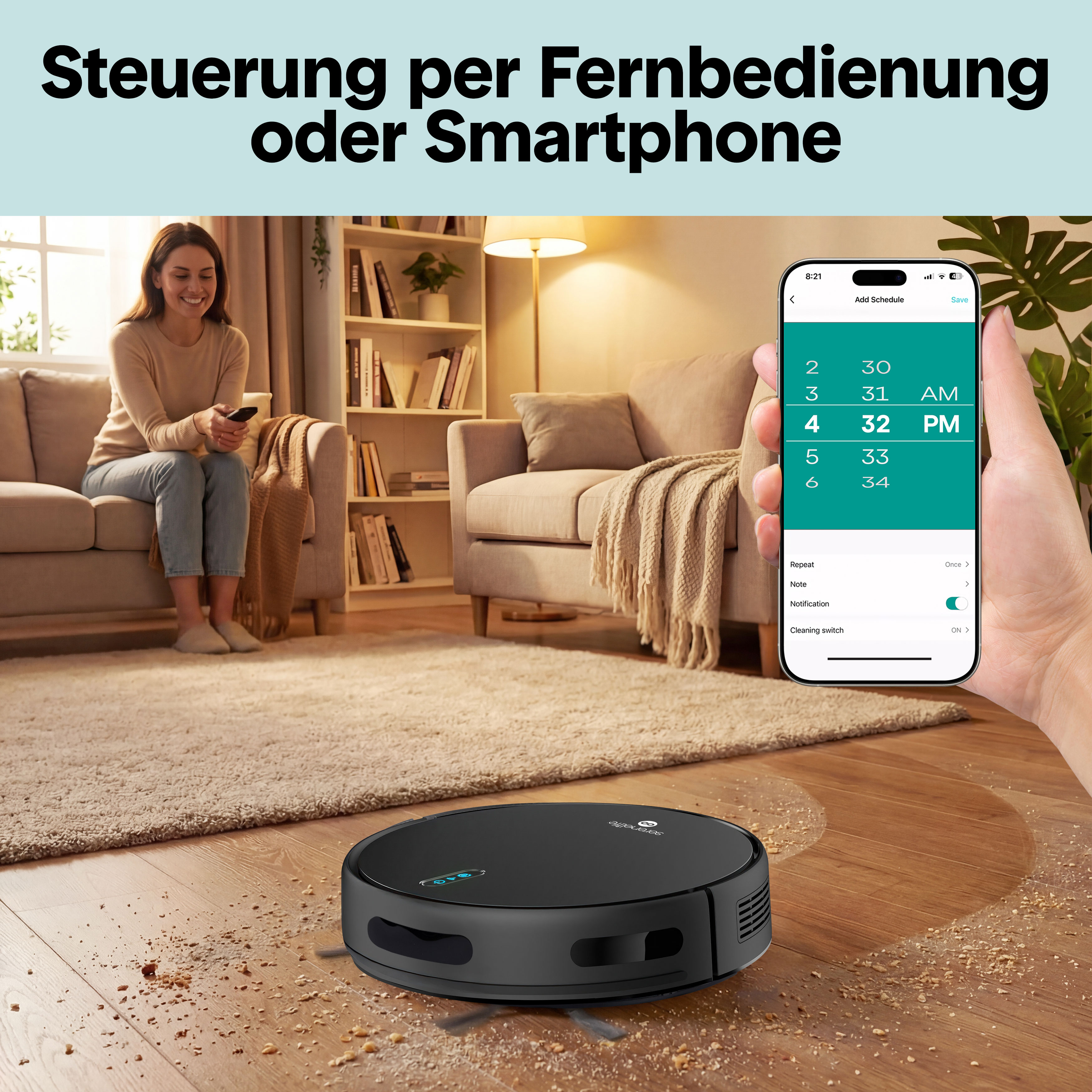 Ein Saugroboter reinigt einen holzfußboden, während eine Frau auf dem Sofa sitzt und ein Smartphone hält.