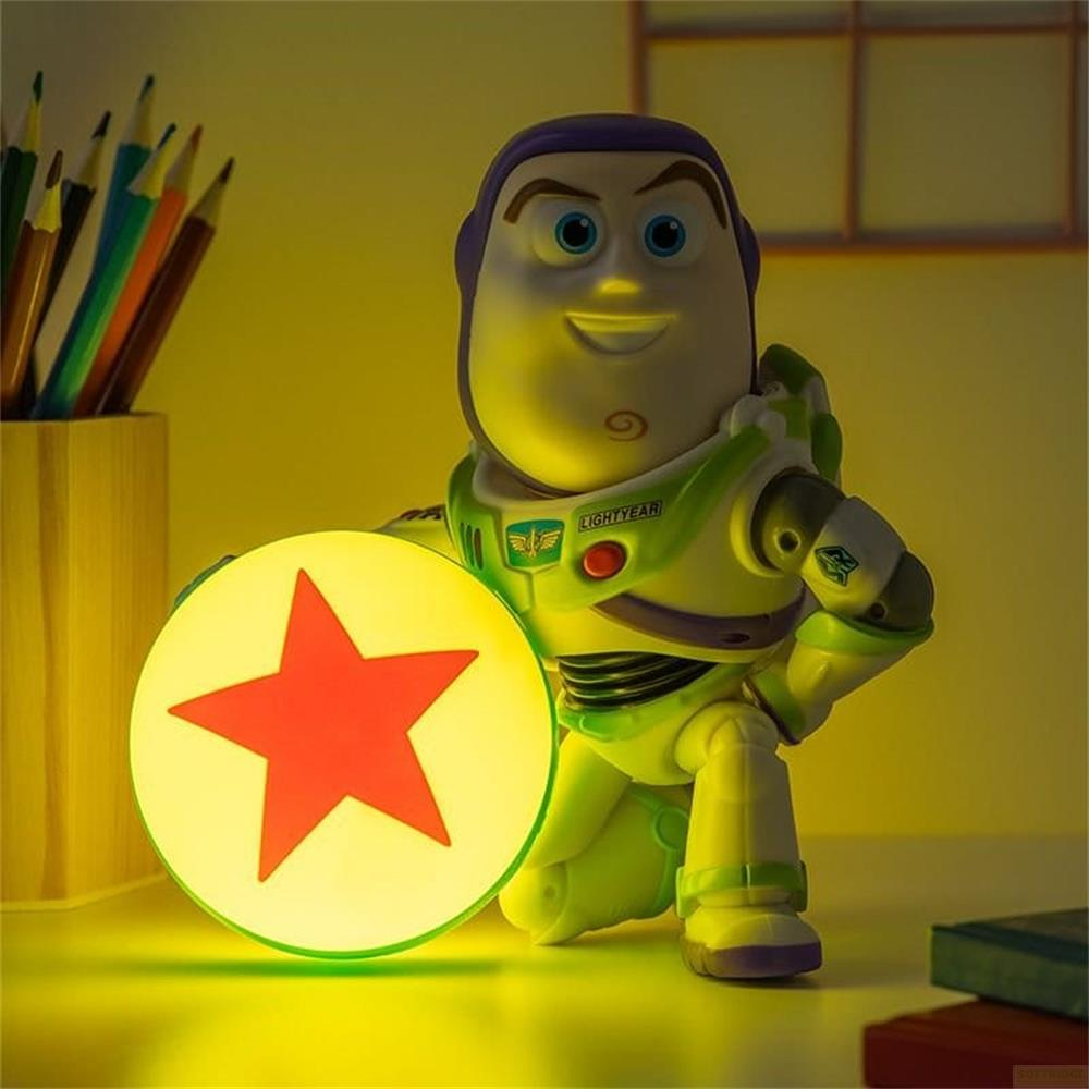 Figura de Buzz Lightyear con bola brillante y lápices de colores.