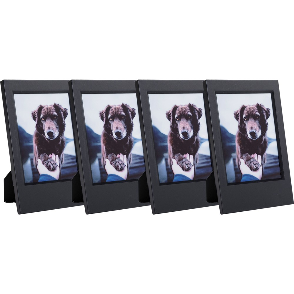 Aynı köpek fotoğrafını gösteren dört siyah resim çerçevesi.