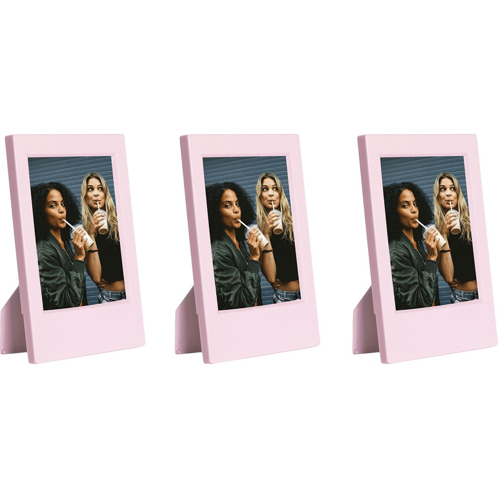 Yan yana duran üç pembe fotoğraf çerçevesi, iki kadının içecek içtiği resimlerle.