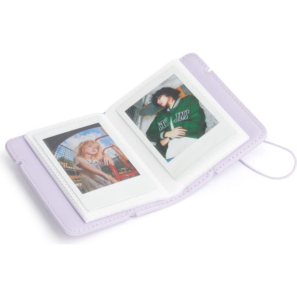 Gençlerin iki anlık fotoğrafını tutan mor renkli bir fotoğraf albümü.