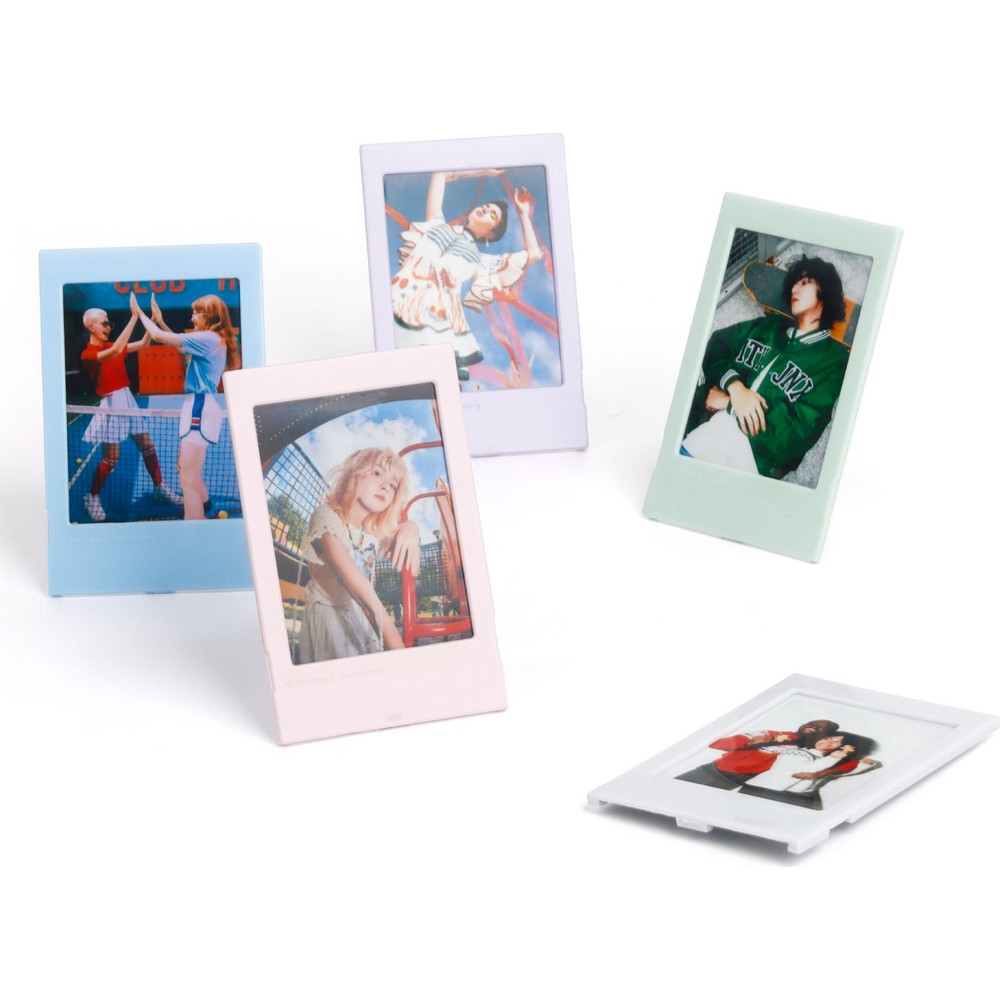 Gençlerin yer aldığı dört polaroid fotoğraf. Biri tenisçileri, diğeri yeşil ceketli birini gösteriyor.