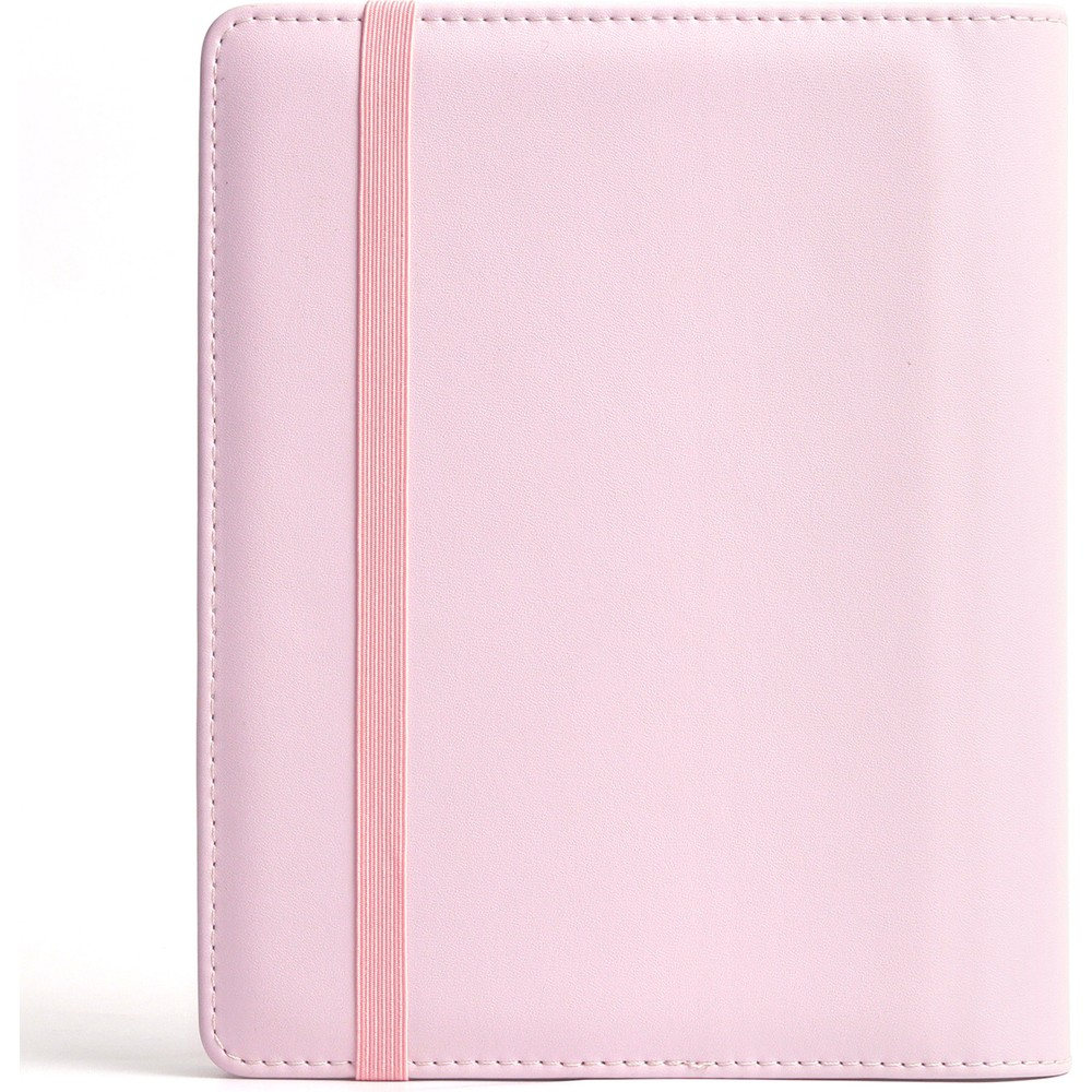 Sol tarafında pembe lastik bant bulunan açık pembe bir defter.