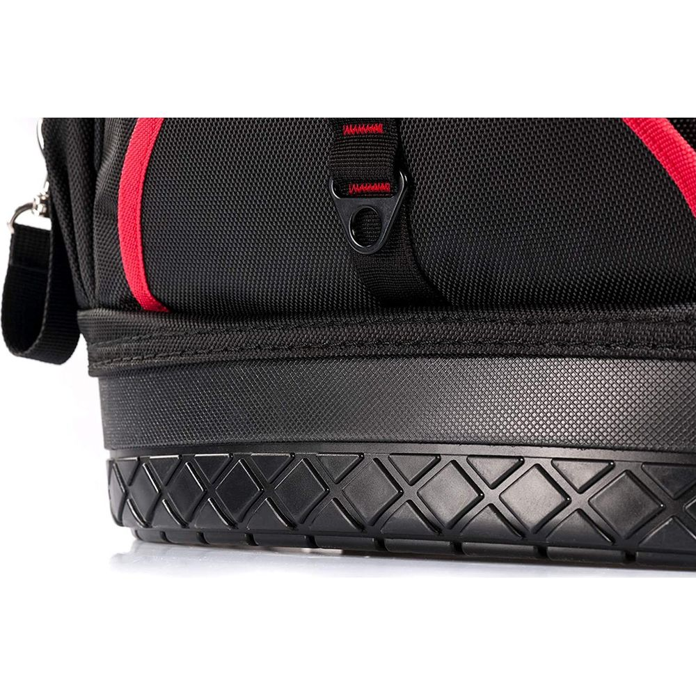 Borsa nera con accenti rossi e motivo a rombi alla base.