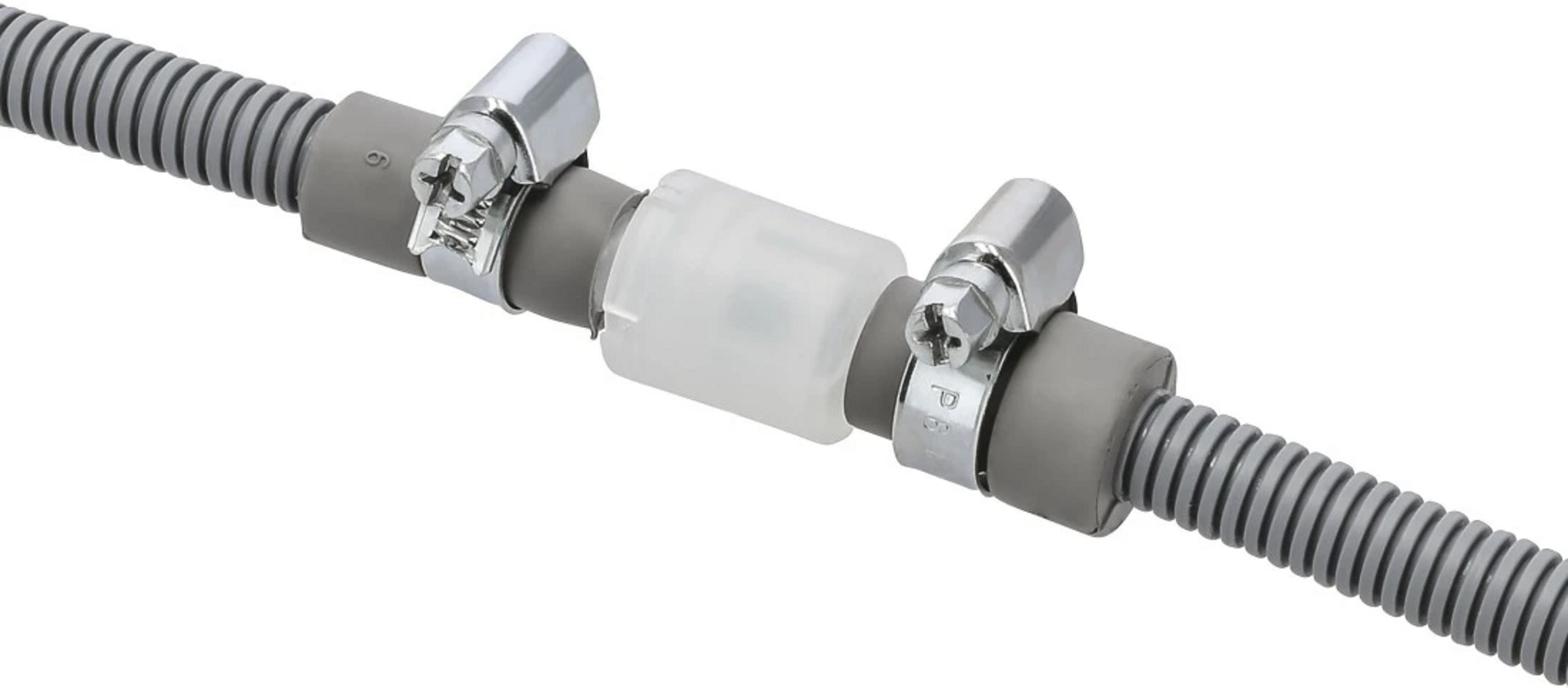 Tubo corrugato grigio collegato da pezzo di plastica trasparente con due fascette metalliche.