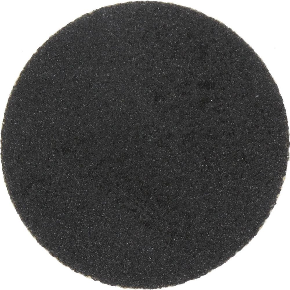 Un disco abrasivo circolare nero con superficie ruvida su sfondo bianco.