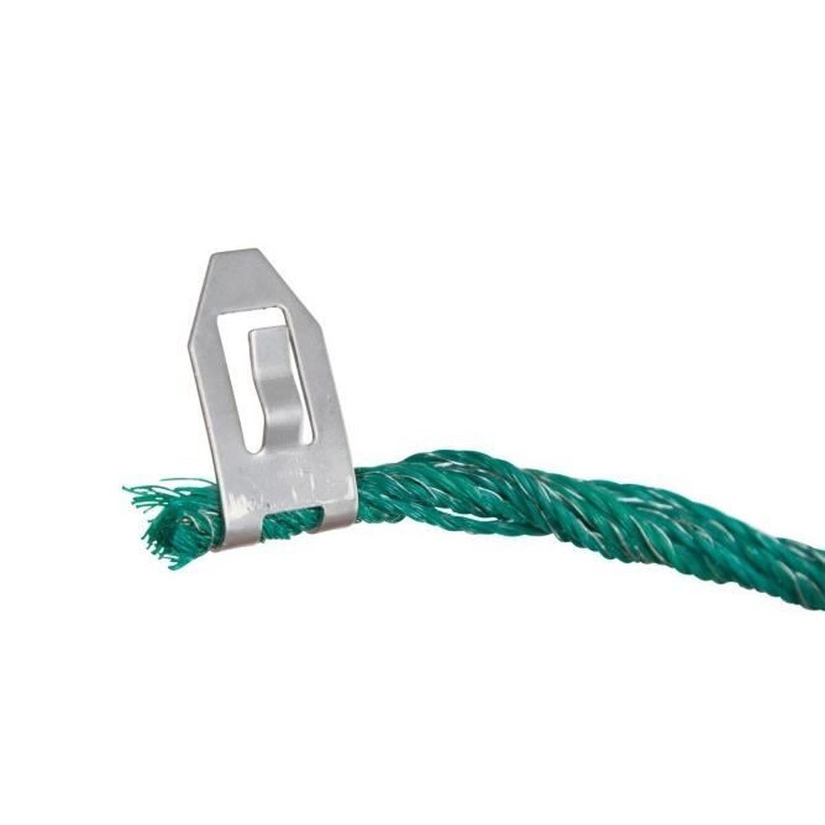 Un clip d'argento tiene una corda verde.