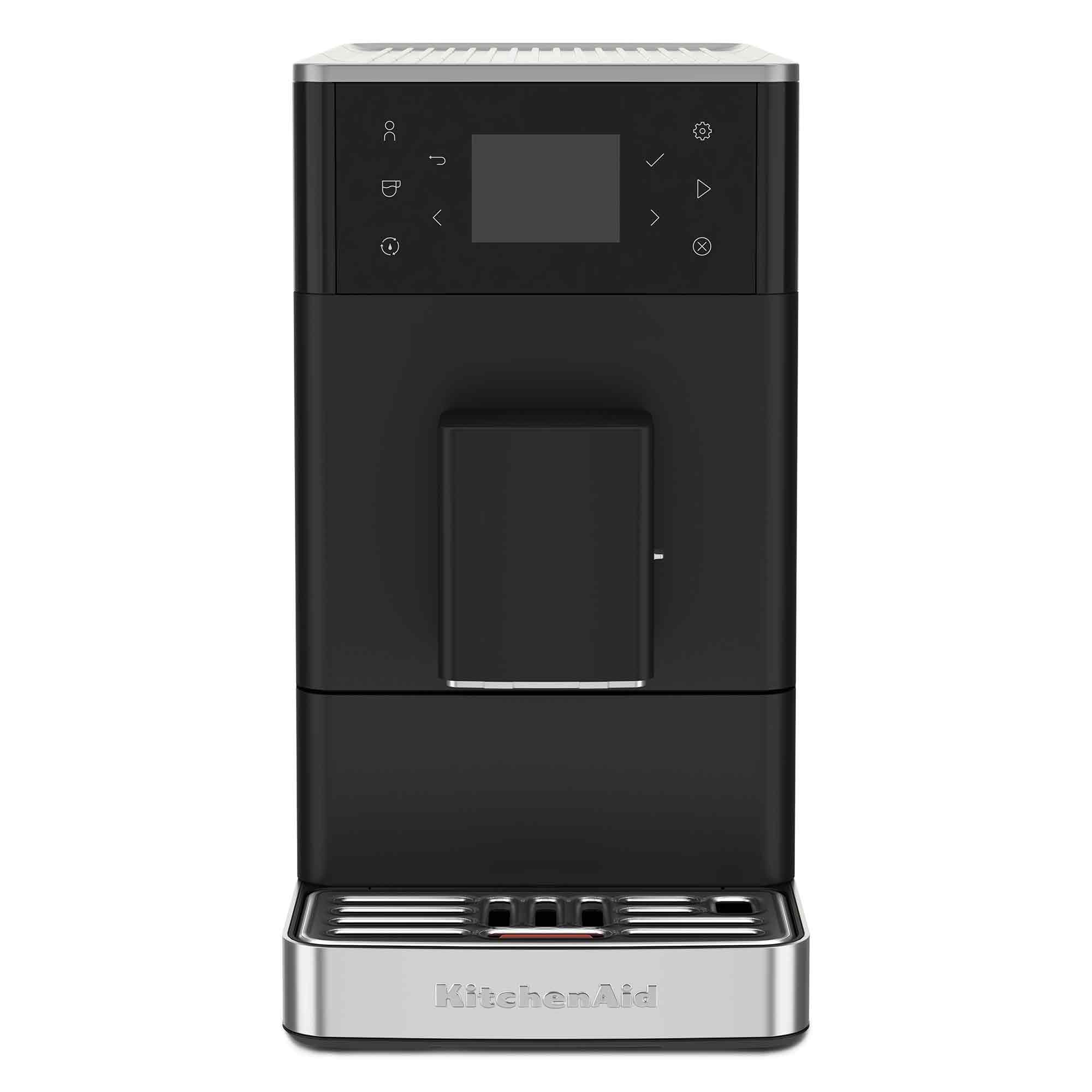 Gümüş damlama tepsili ve dijital ekranlı siyah KitchenAid kahve makinesinin ön görünümü.