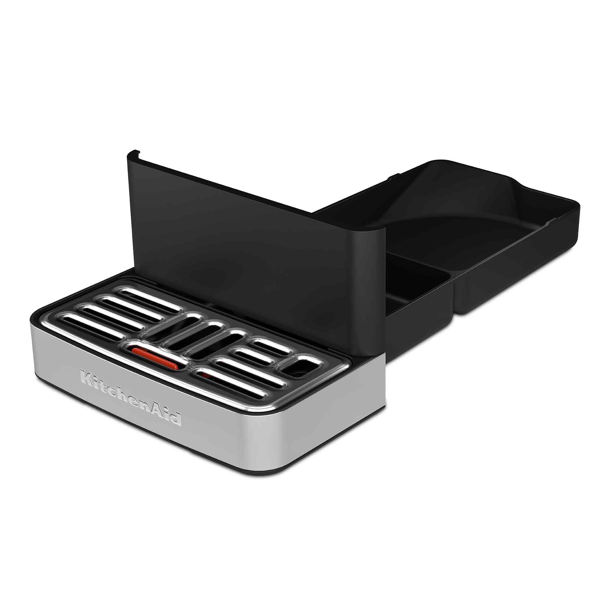 Gümüş ve siyah KitchenAid bıçaklık, bıçaklar için yuvalı.