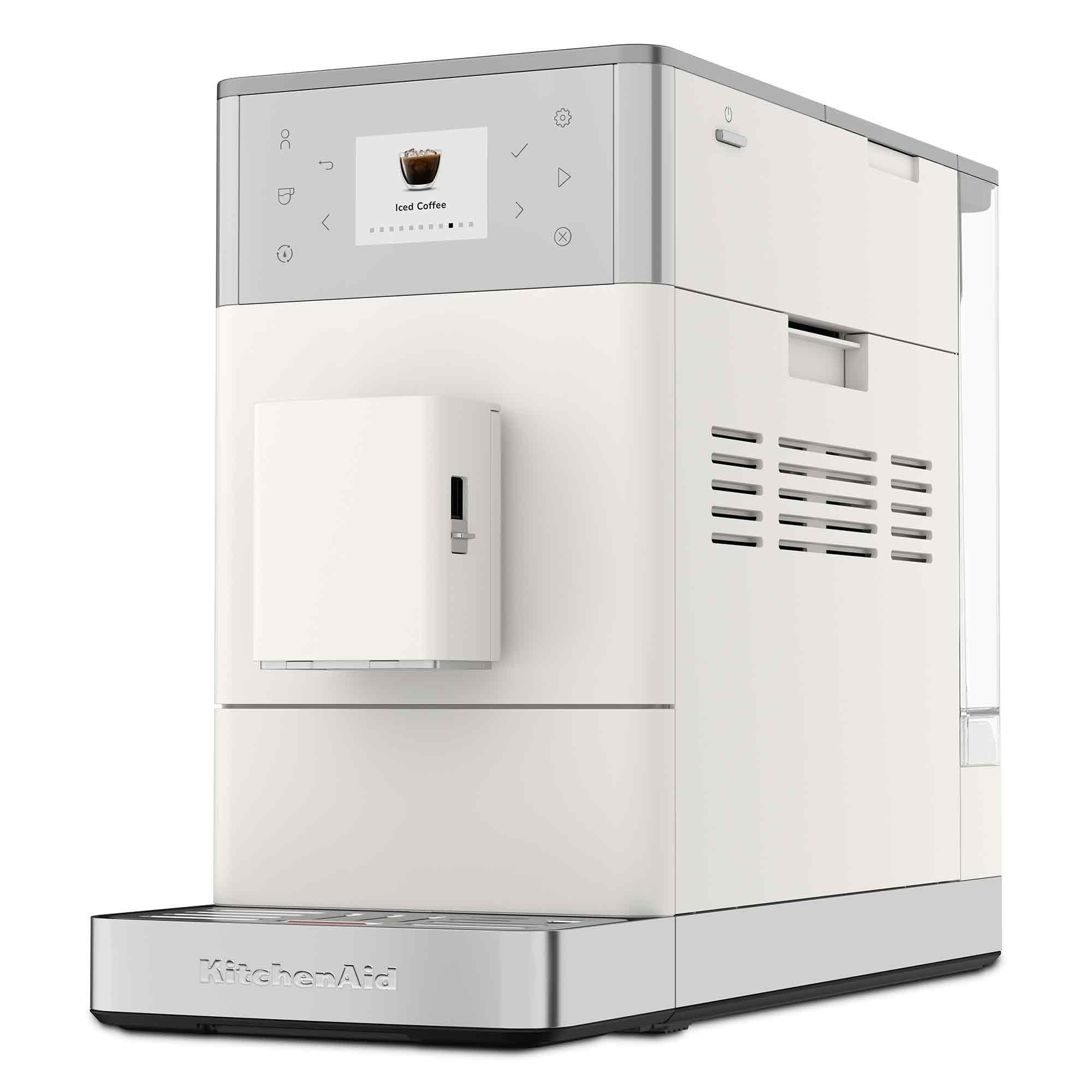 Üzerinde 'Iced Coffee' yazan dokunmatik ekranlı beyaz KitchenAid kahve makinesi.
