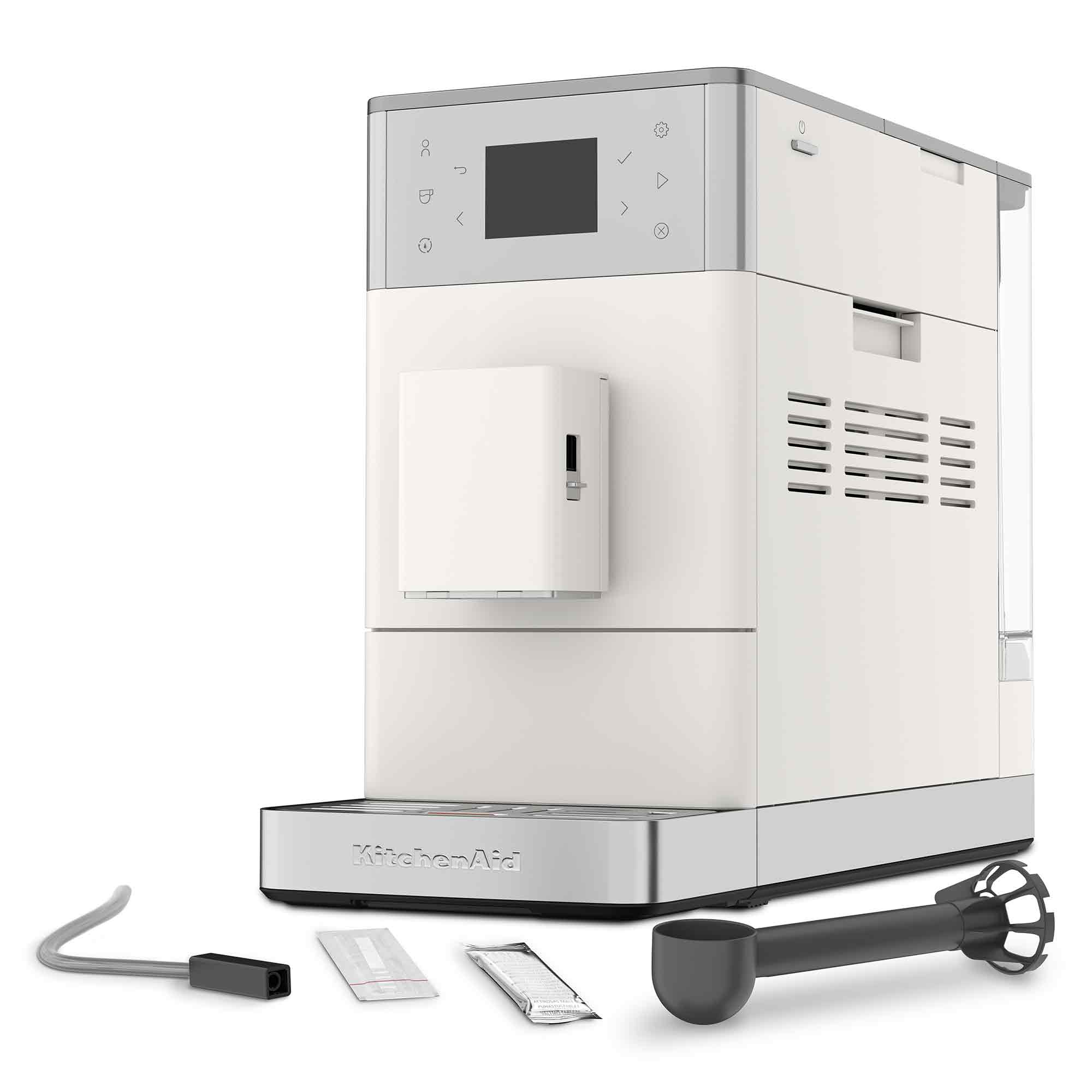 Kontrol panelli, aksesuarlı ve kablolu beyaz KitchenAid kahve makinesi.