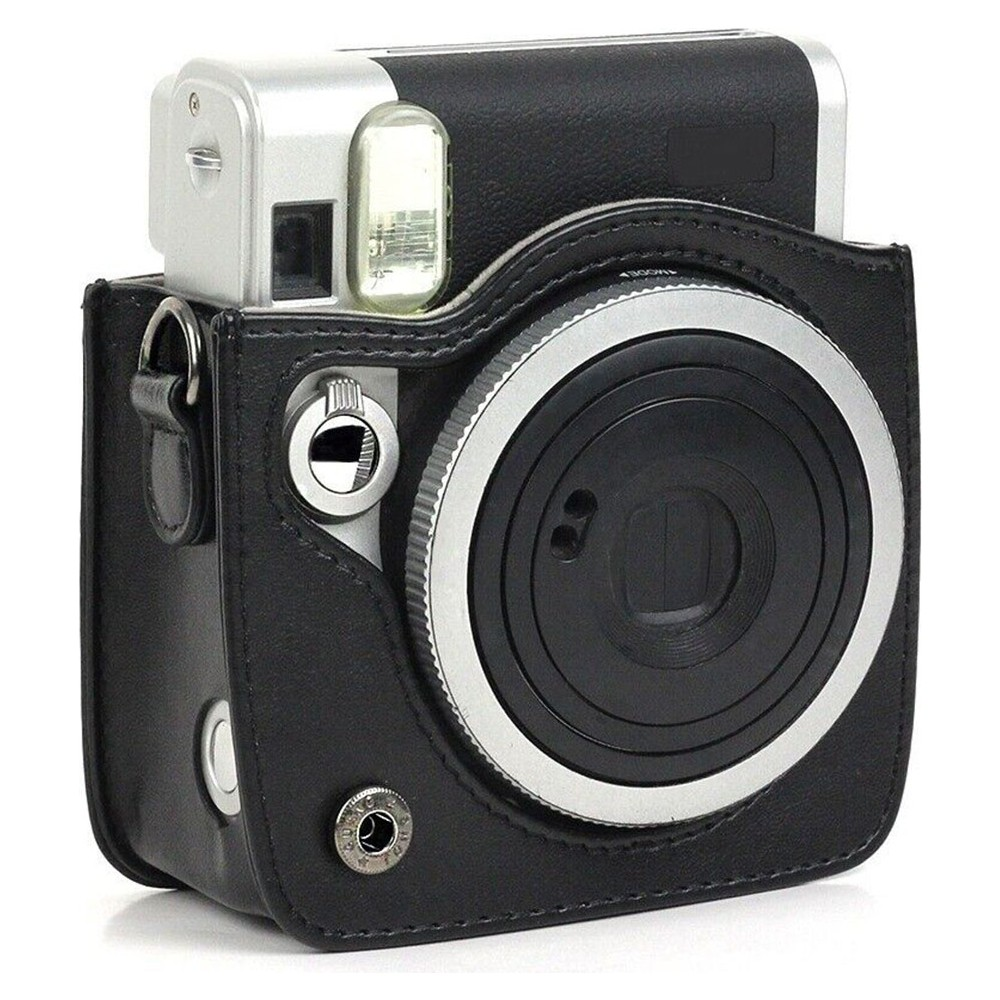 Siyah deri kamera kılıfı, flaşlı gümüş ve siyah bir anında fotoğraf makinesini kaplar.