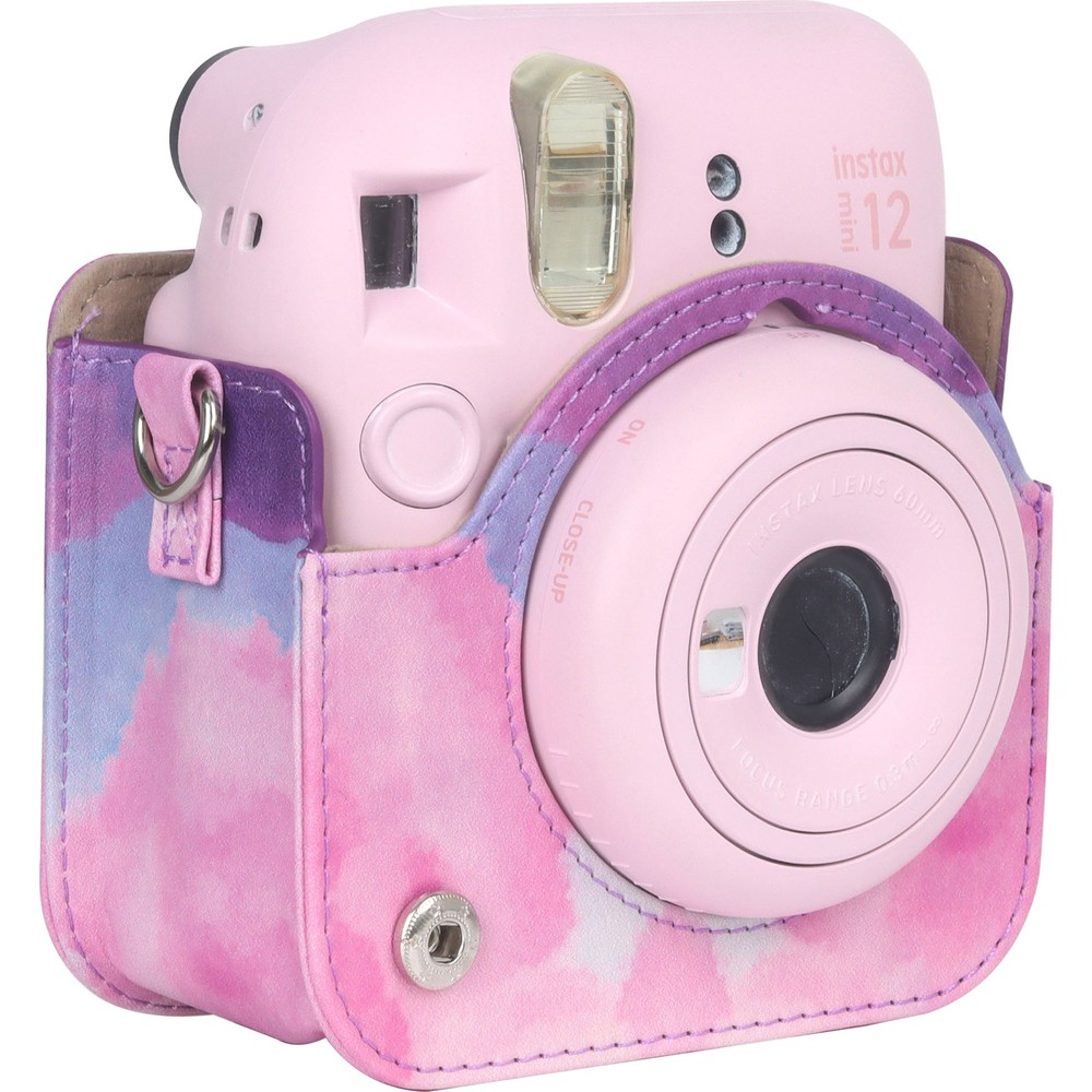 Renkli kılıflı pembe anında fotoğraf makinesi.