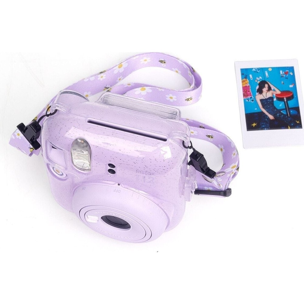 Çiçekli ve arılı askılı mor bir anında fotoğraf makinesi ve bir fotoğraf.
