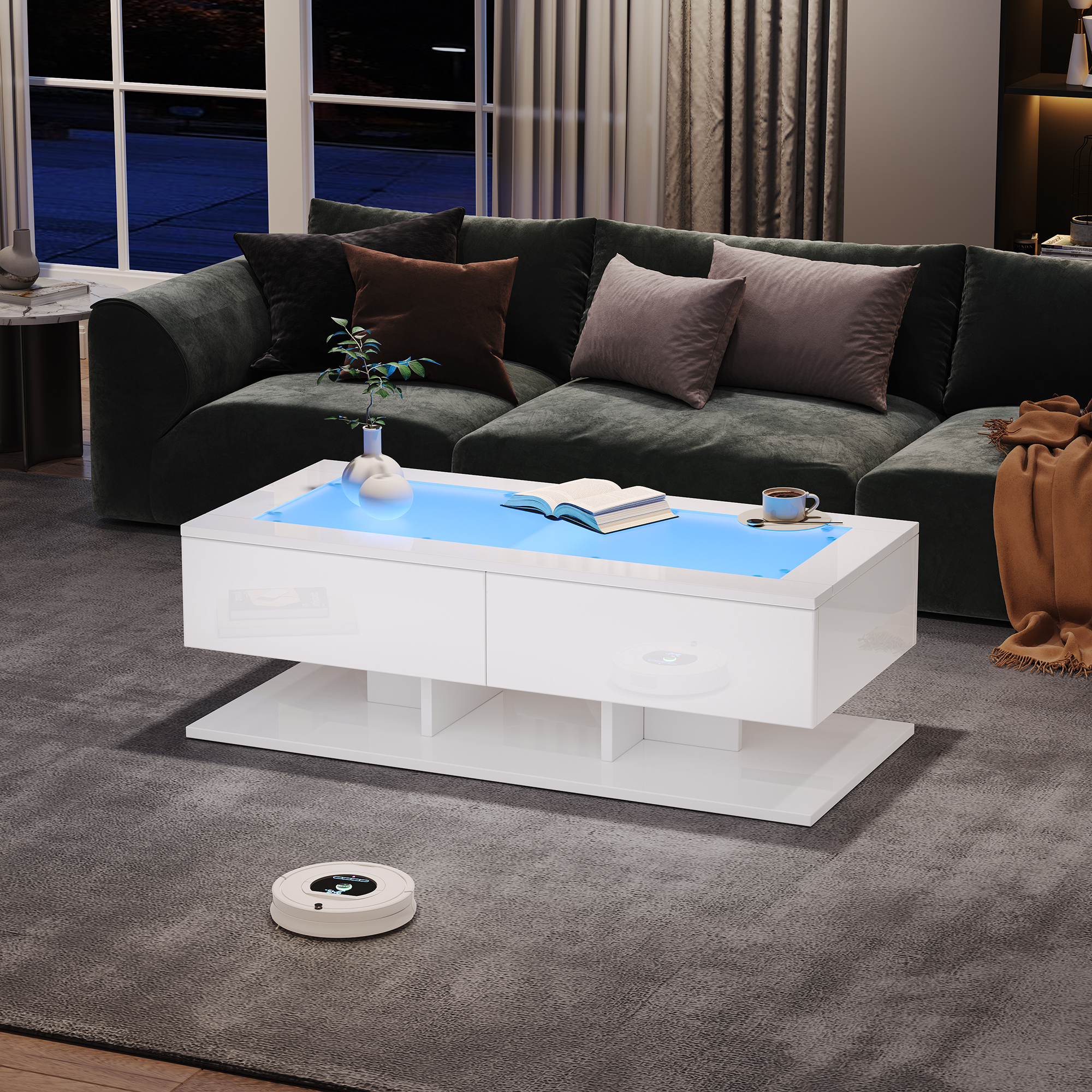 Ein moderner Wohnzimmeraufbau mit Sofa, Couchtisch und einem Saugroboter.