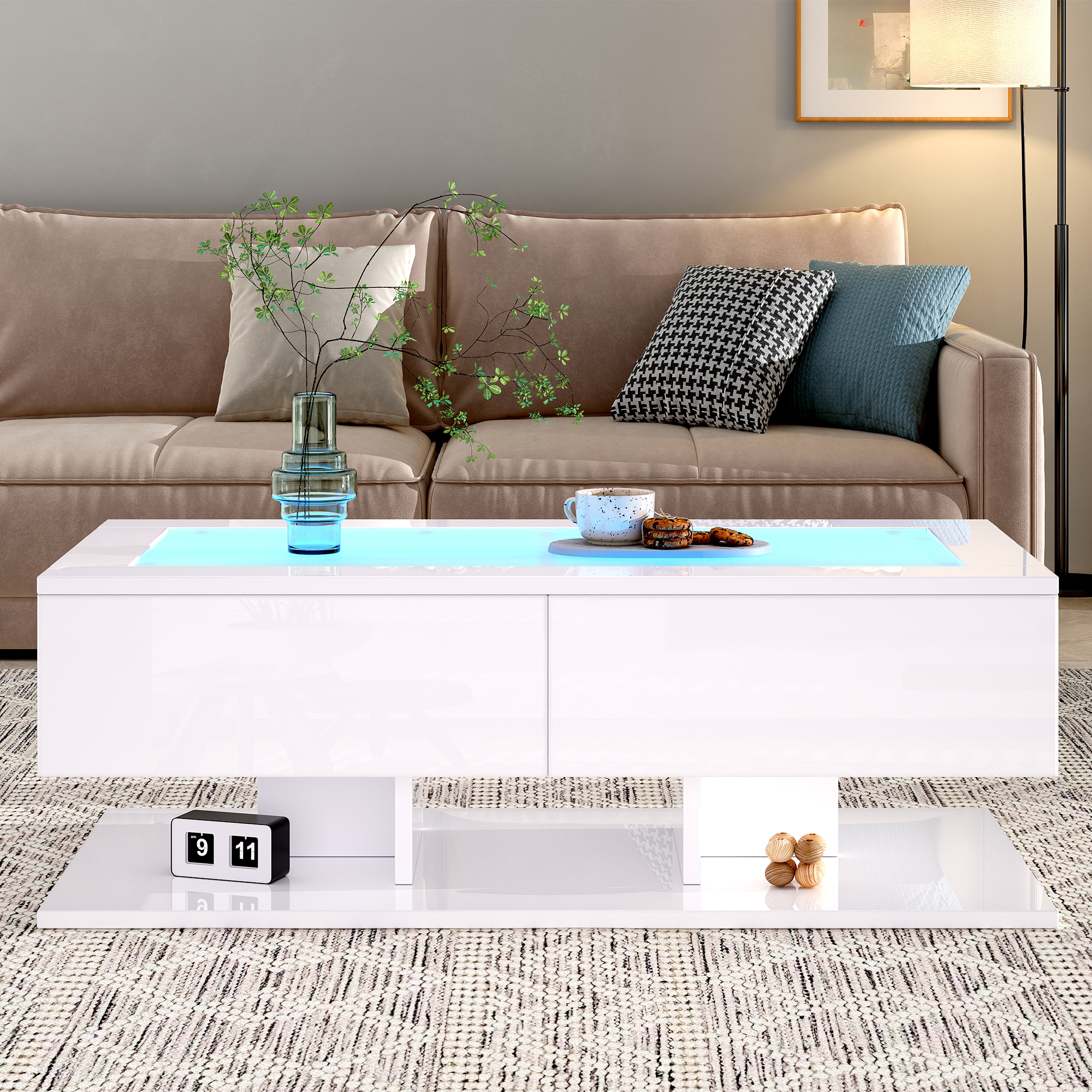 Ein moderner weißer Couchtisch mit blauer LED-Beleuchtung, darauf eine Vase und eine Tasse Kaffee.