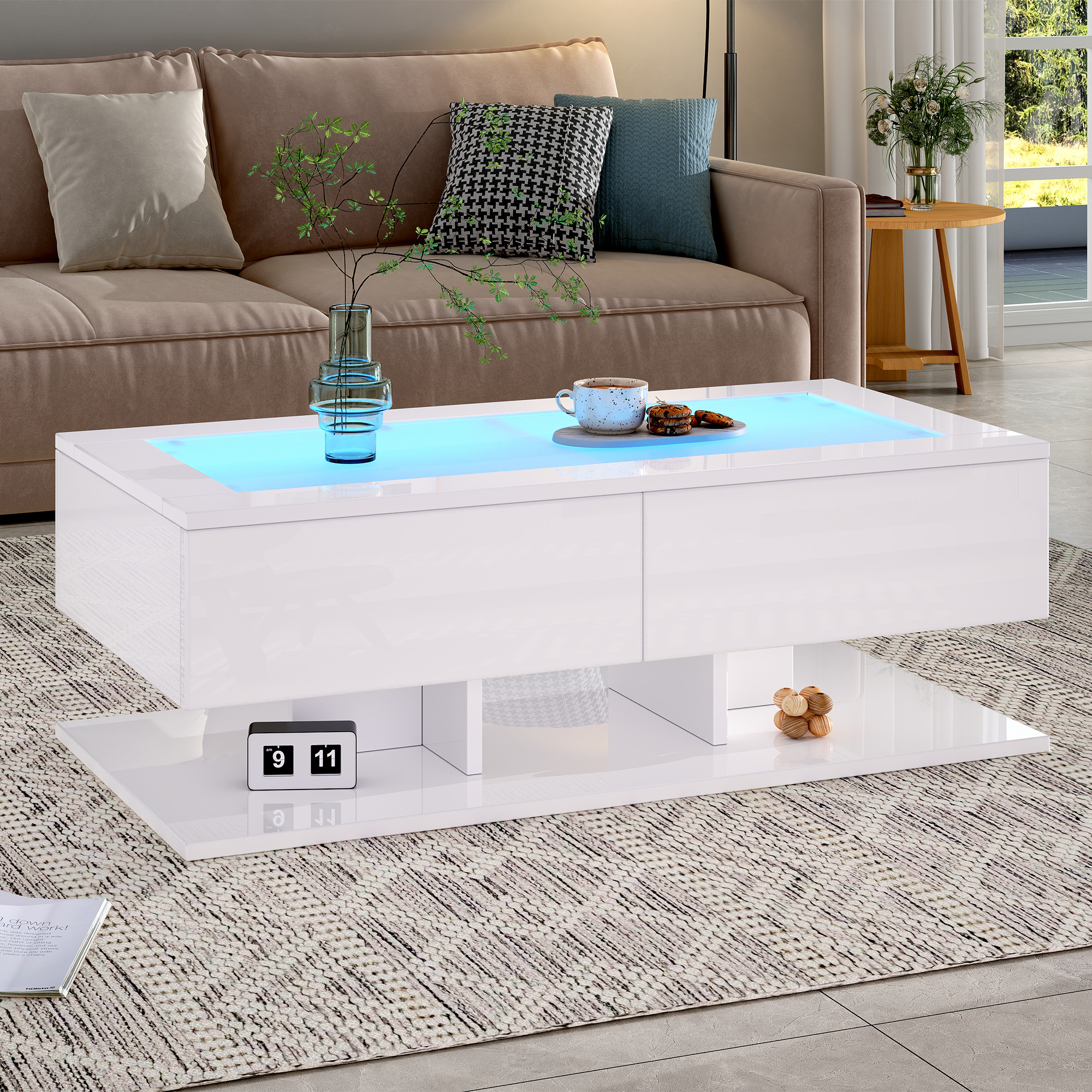 Ein moderner weißer Couchtisch mit LED-Beleuchtung, daneben eine Couch mit Kissen.
