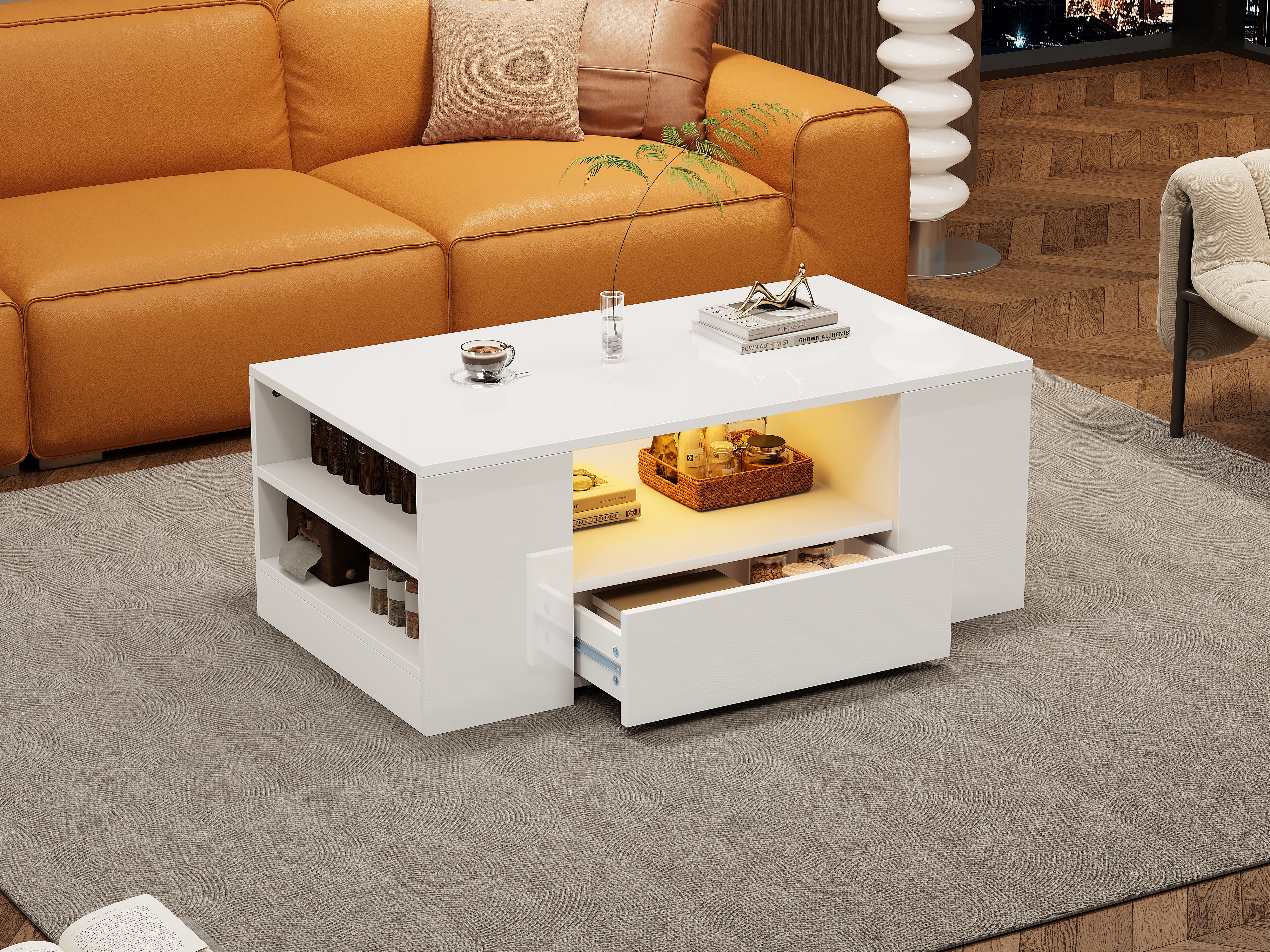 Ein weißer Couchtisch mit Schubladen und Regalen steht vor einem orangefarbenen Sofa.