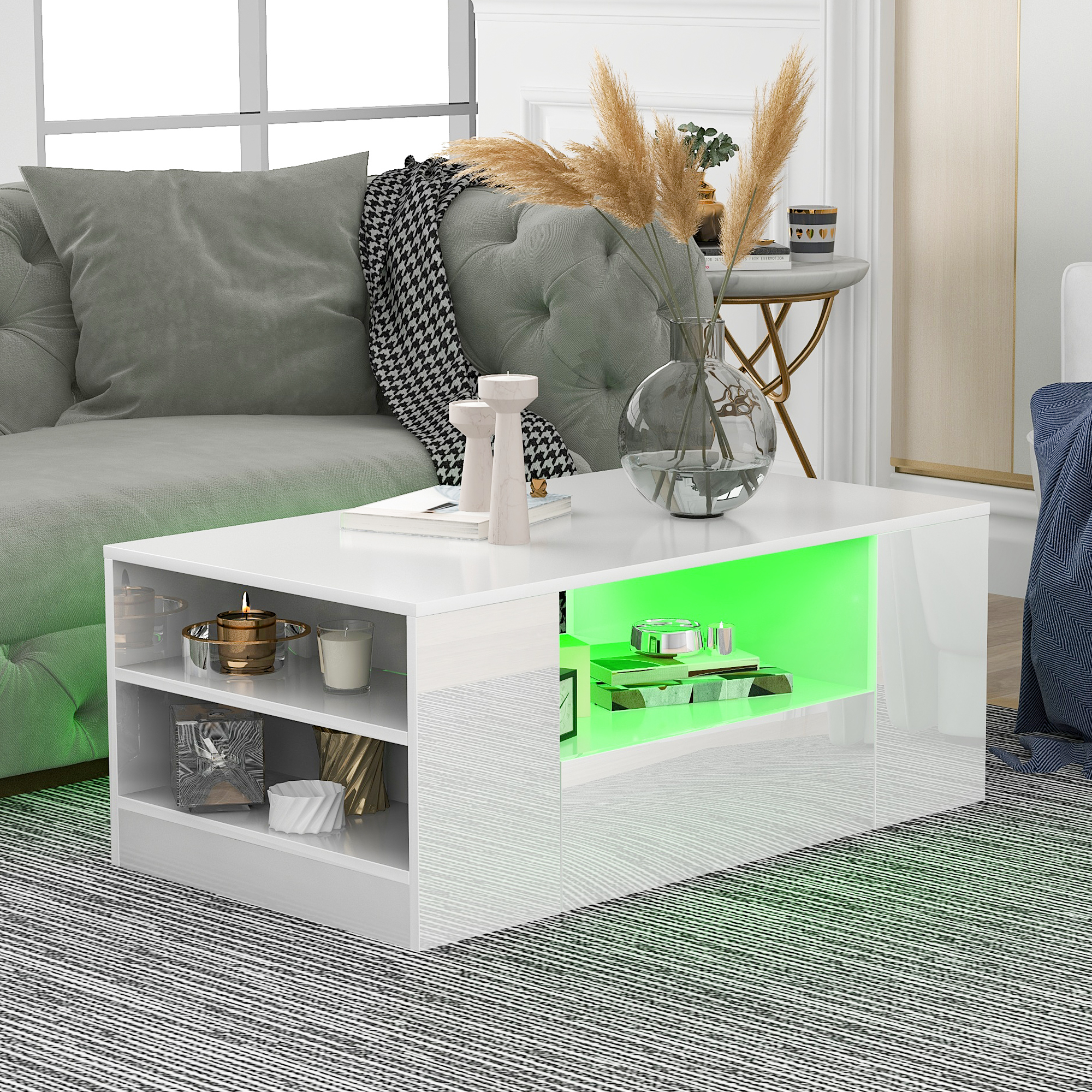 Ein moderner weißer Couchtisch mit grüner LED-Beleuchtung, dekoriert mit Kerzen und Pflanzen.