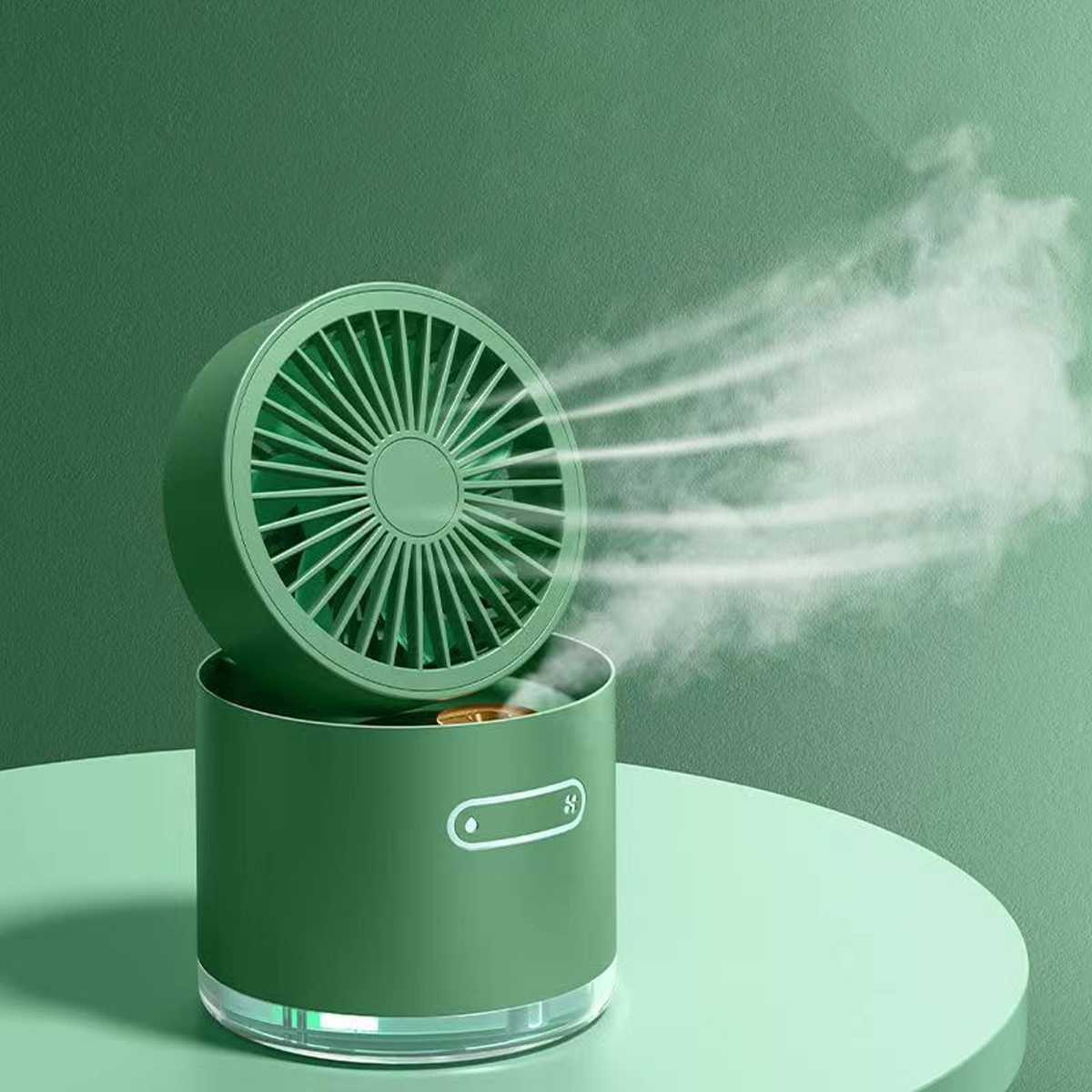 Ein grüner Ventilator gibt Dampf ab, der auf einem grünen Tisch steht.