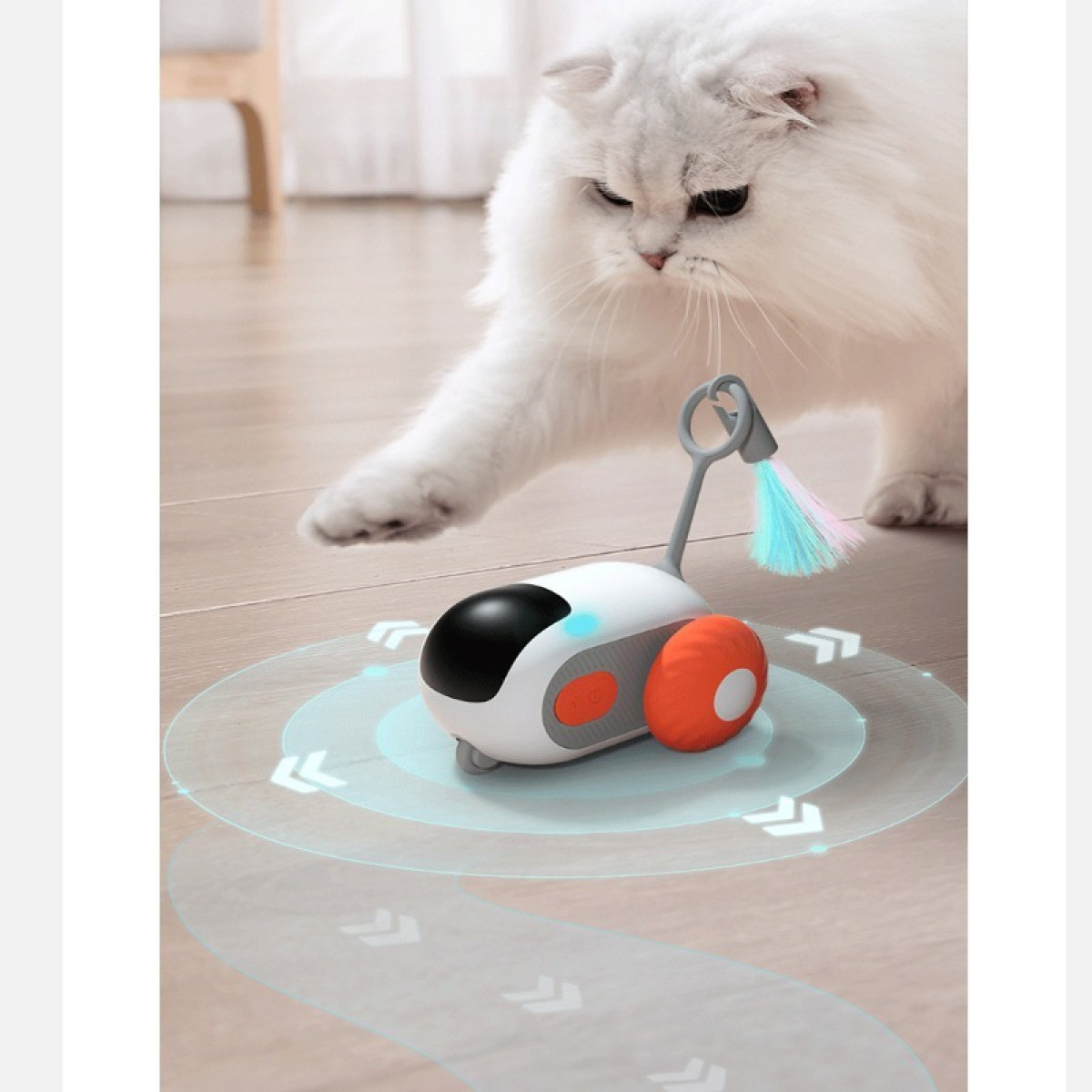 Eine weiße Katze spielt mit einem Spielzeugroboter auf einem Holzboden.