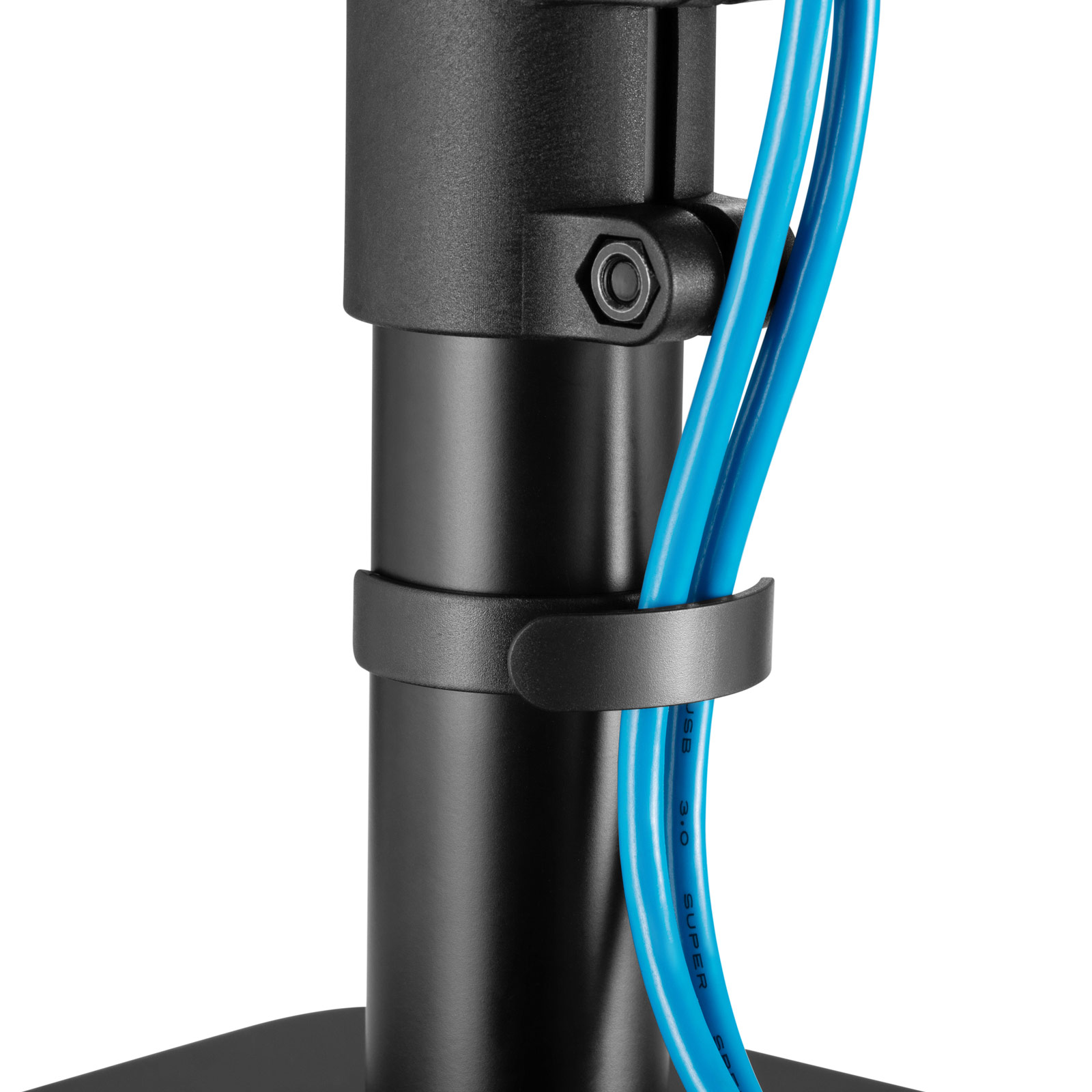 Nahaufnahme eines schwarzen Ständers mit zwei blauen USB-Kabeln.