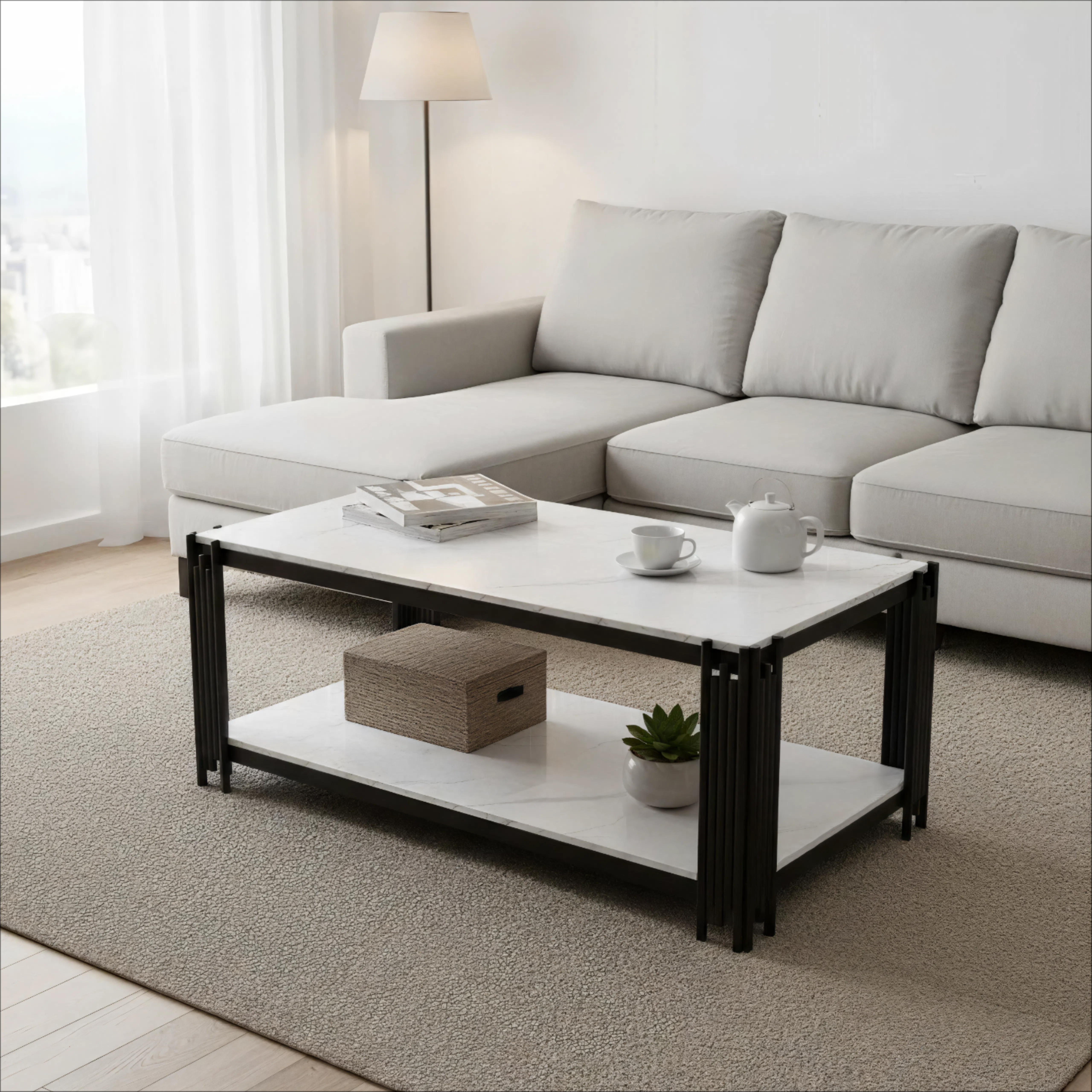 Ein Couchtisch mit Marmorplatte und schwarzem Gestell steht vor einem Sofa.