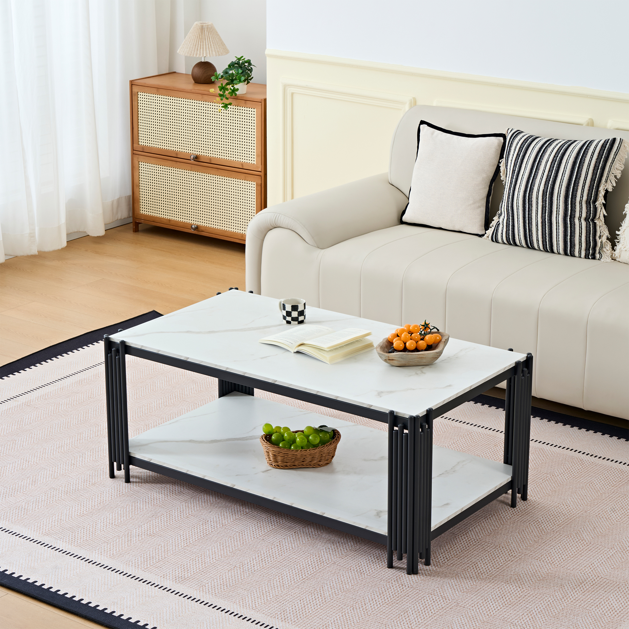 Ein Marmor-Couchtisch mit zwei Ebenen enthält Obst und ein Buch. Im Hintergrund sind ein Sofa und ein Schrank.