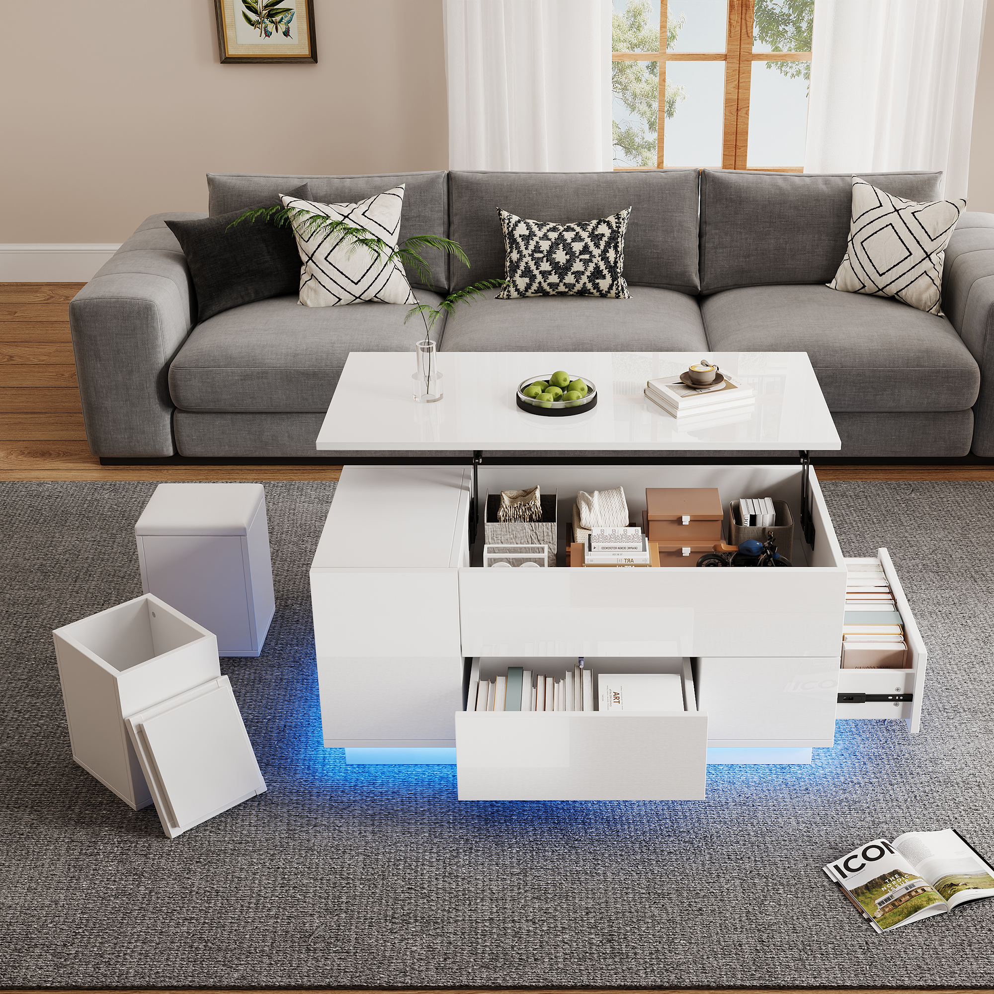Ein moderner Wohnzimmertisch mit Stauraum, daneben ein Sofa.