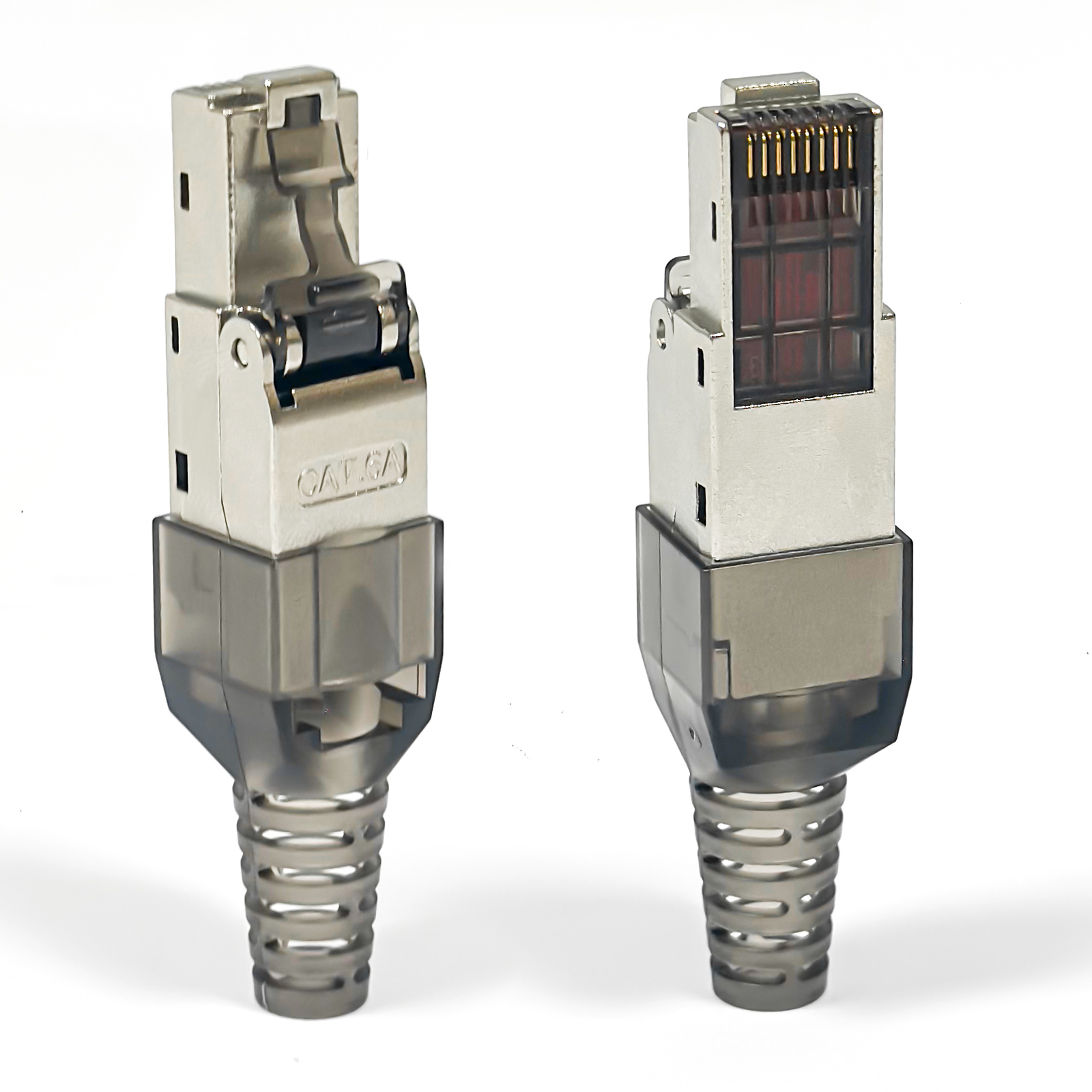 Zwei silberne Netzwerkstecker mit schwarzen Kappen und sichtbaren goldenen Kontakten.