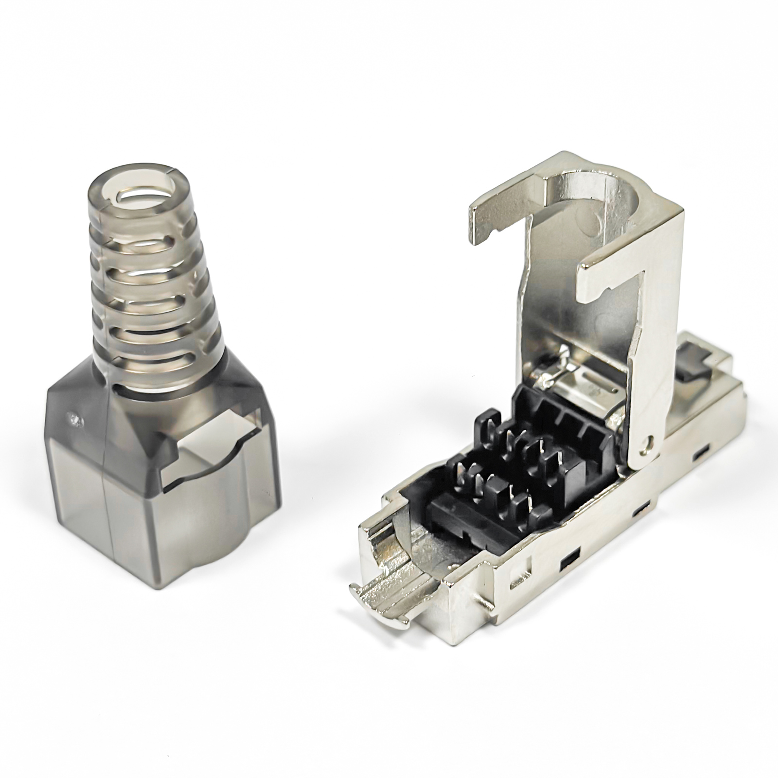 Ein silberner RJ45-Stecker mit schwarzem Einsatz und eine graue Schutzkappe.