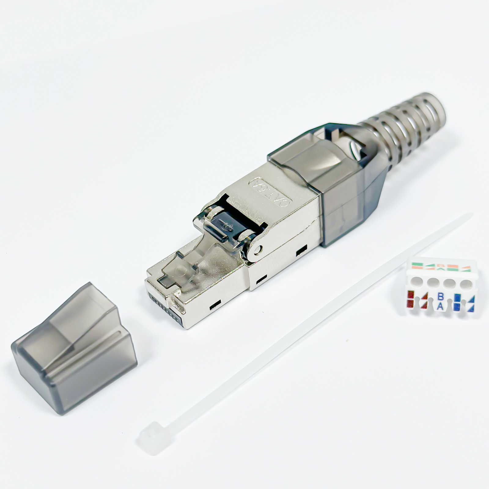 Ein CAT 6A Stecker, Kabelbinder und Kabelmanager auf weißem Grund.