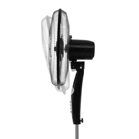 Un ventilador de pedestal negro oscilante sobre fondo blanco. El ventilador está encendido.