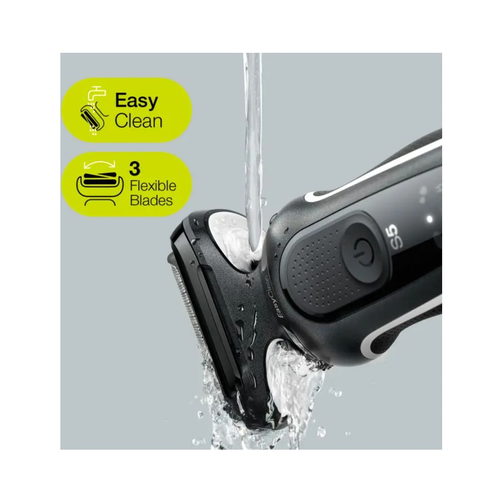 Ein schwarzer Elektrorasierer wird unter fließendem Wasser gereinigt. "Easy Clean" und "3 Flexible Blades" sind auf gelben Schildern.