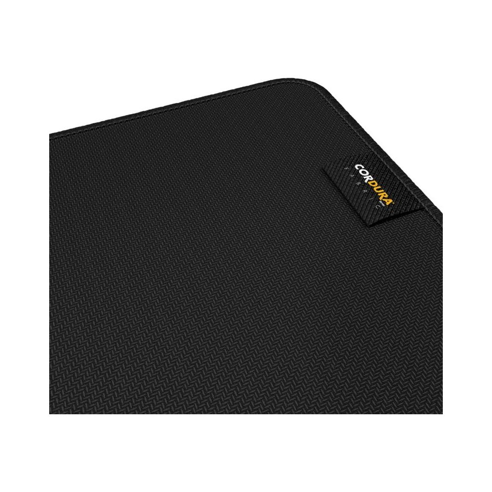Czarna powierzchnia podkładki pod mysz z naszywką z logo Cordura w prawym górnym rogu.