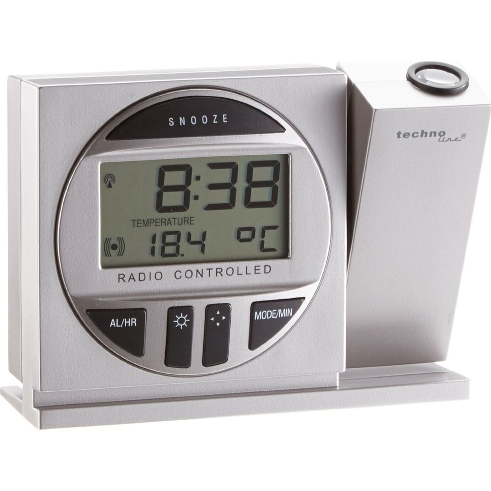 Ein silberner Radiowecker mit digitaler Anzeige zeigt 8:38 und 18.4 Grad Celsius an.