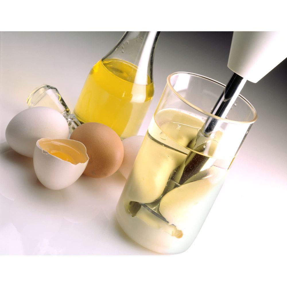 Eier, Öl und ein Stabmixer werden zur Mayonnaise-Herstellung verwendet.