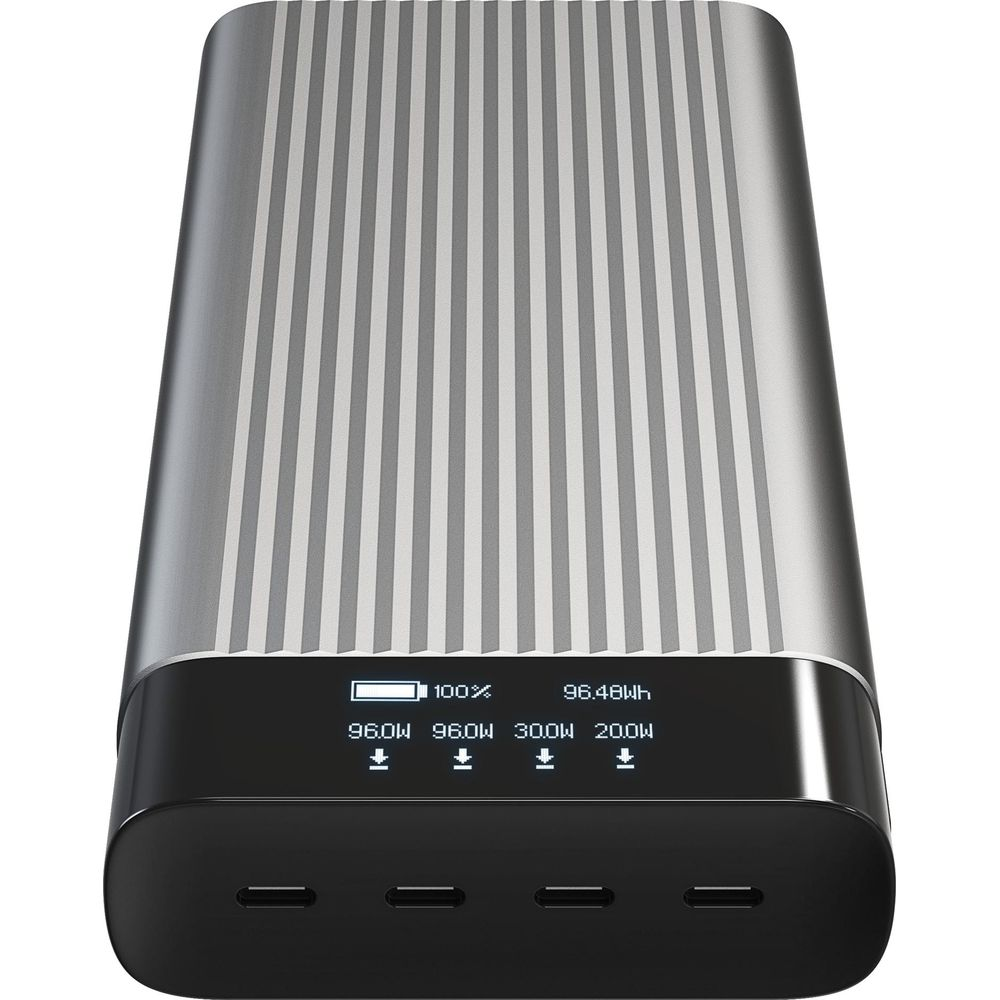 Power bank grigia con scanalature verticali e display nero con informazioni di ricarica.