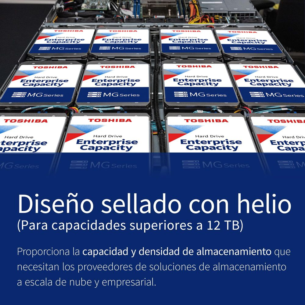 Eine Reihe von Toshiba Enterprise Festplatten in einem Server-Rack, mit Text auf Spanisch.