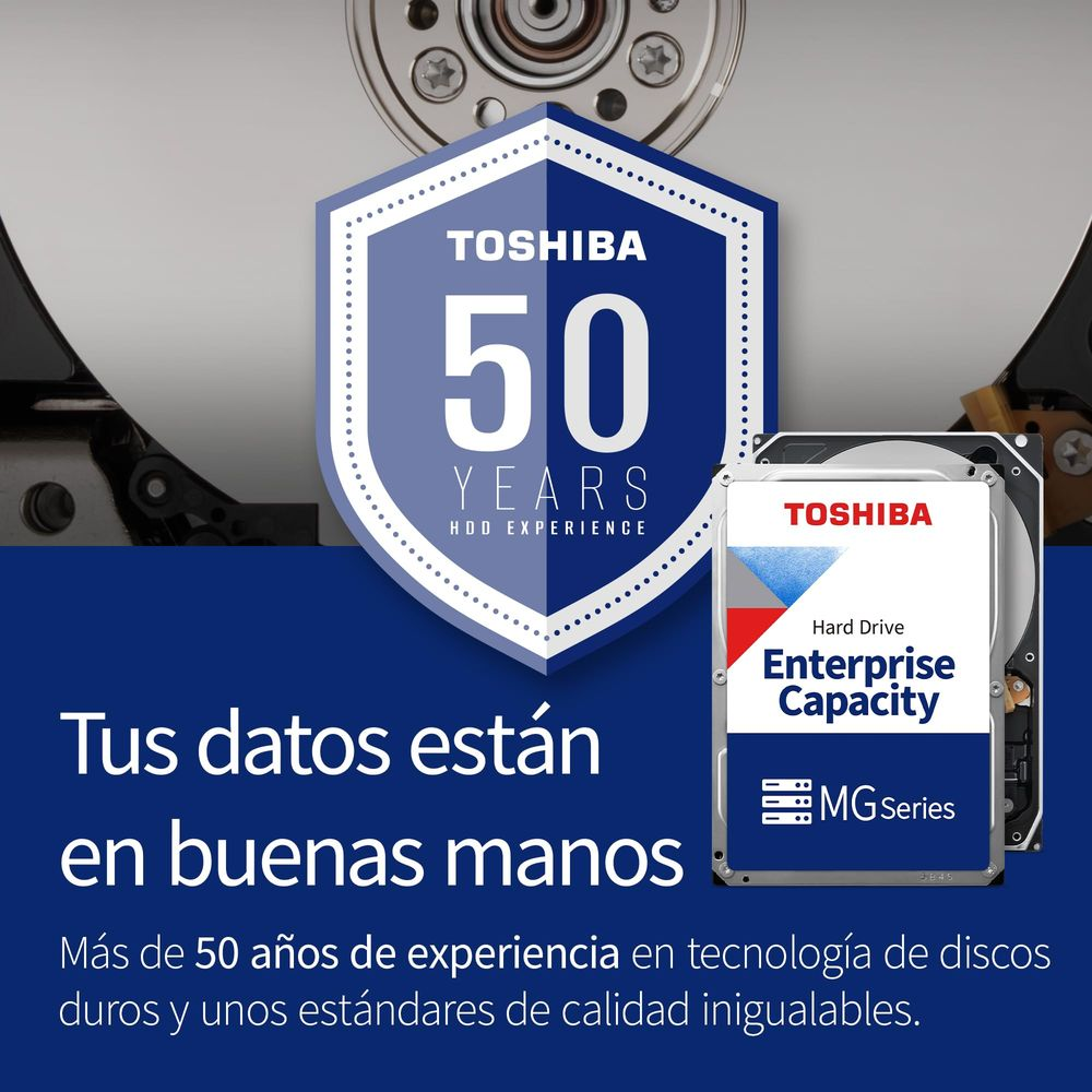 Toshiba 50 Jahre HDD Experience Abzeichen und Enterprise Capacity MG Series Festplatte.
