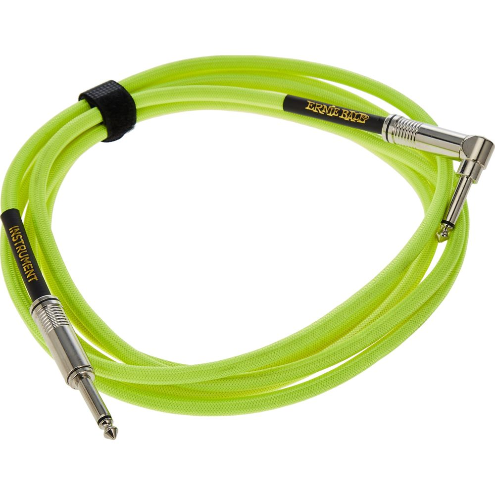 Ein neongrünes Ernie Ball Instrumentenkabel mit gewinkeltem und geradem 1/4" Klinkenstecker.