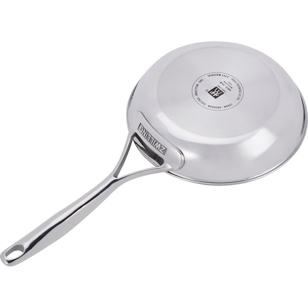 Gusseiserne Pfanne mit langem Griff und ZWILLING-Logo, glänzend.