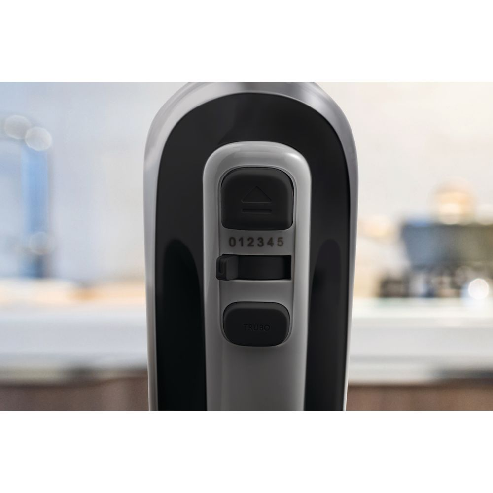 Primo piano di un mixer nero e argento con impostazioni di velocità 0-5 e pulsante turbo.