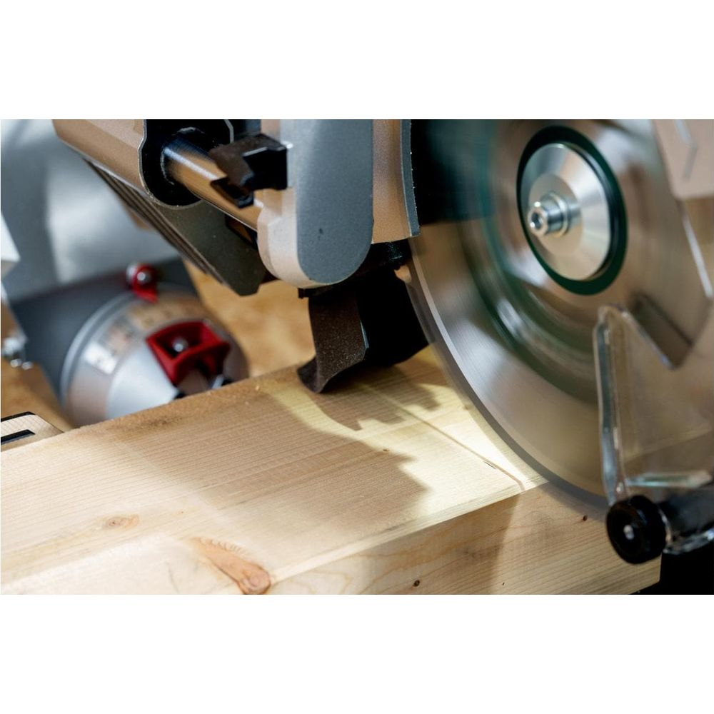 Kreissäge schneidet Holz. Nahaufnahme der Klinge und des Materials.